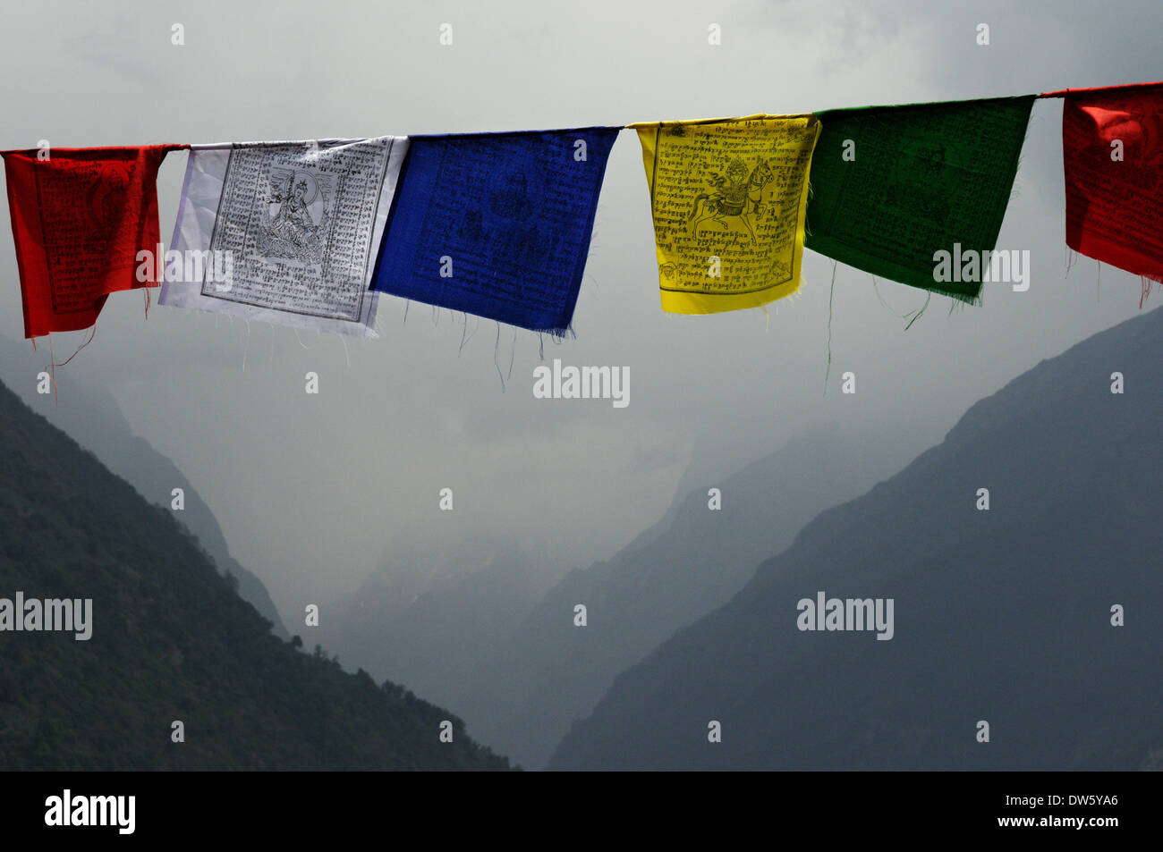Les drapeaux de prières et ciel dramatique, Népal Banque D'Images