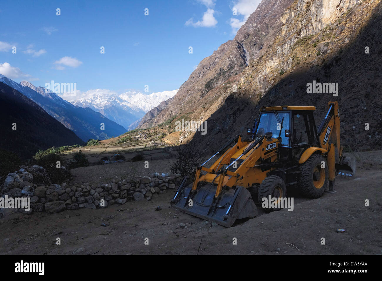 Sur une question controversée de l'excavateur nouvelle route dans la vallée de Tsum, au Népal. Banque D'Images
