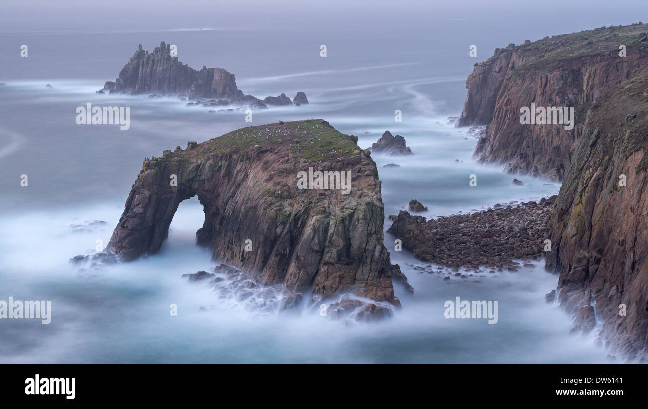 Falaises spectaculaires à Land's End en Cornouailles, Angleterre. L'automne (octobre) 2013 Banque D'Images