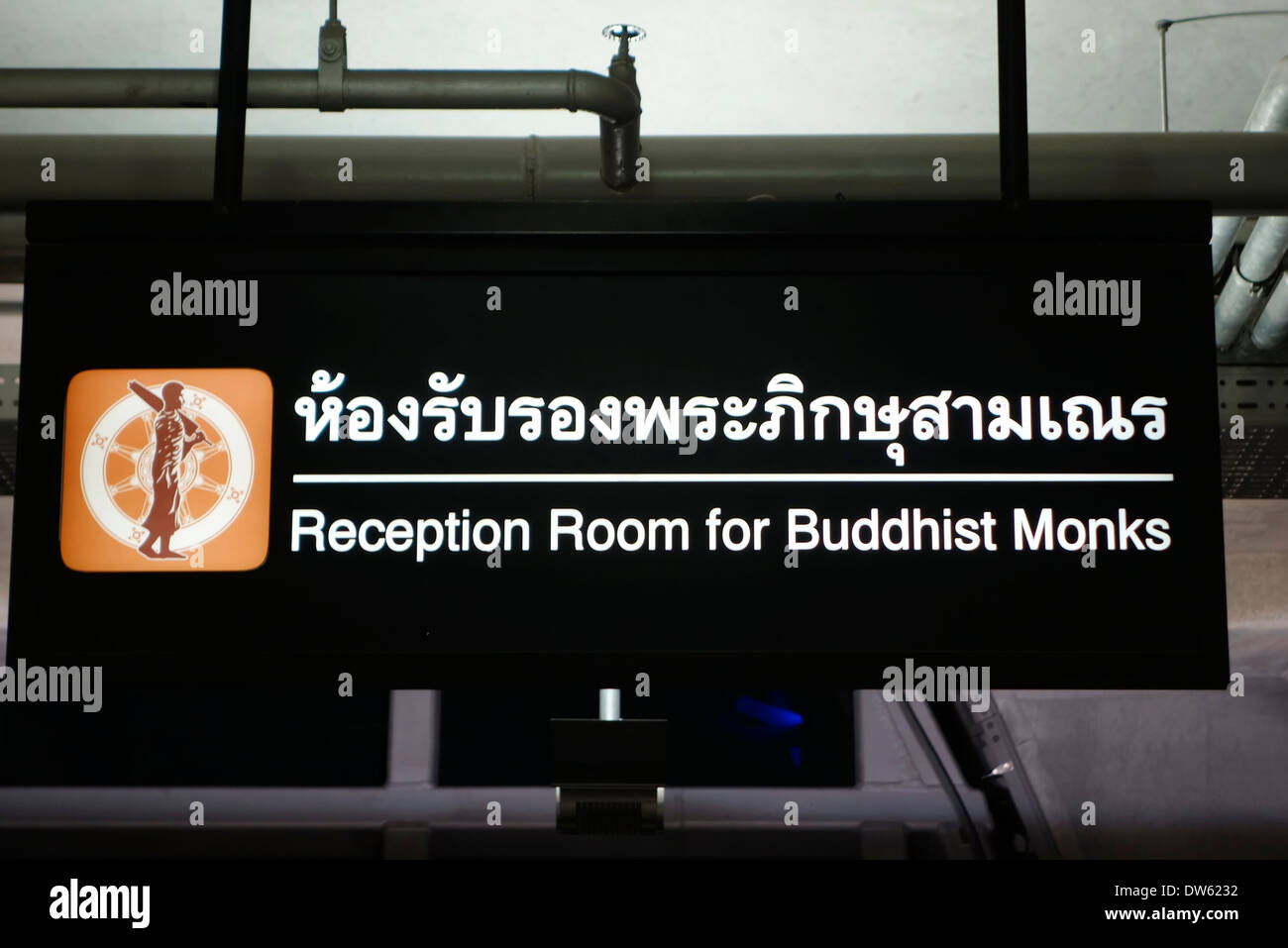 Signe pour le moine buddist salle de réception dans l'aéroport de Suvarnabhumi, à Bangkok, Thaïlande. Banque D'Images
