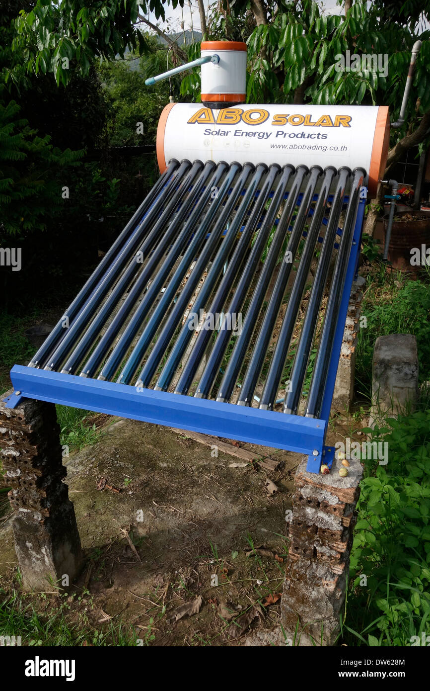 Un chauffe-eau solaire à le jeu de mots Jeu de ferme dans le Nord de la Thaïlande, Banque D'Images