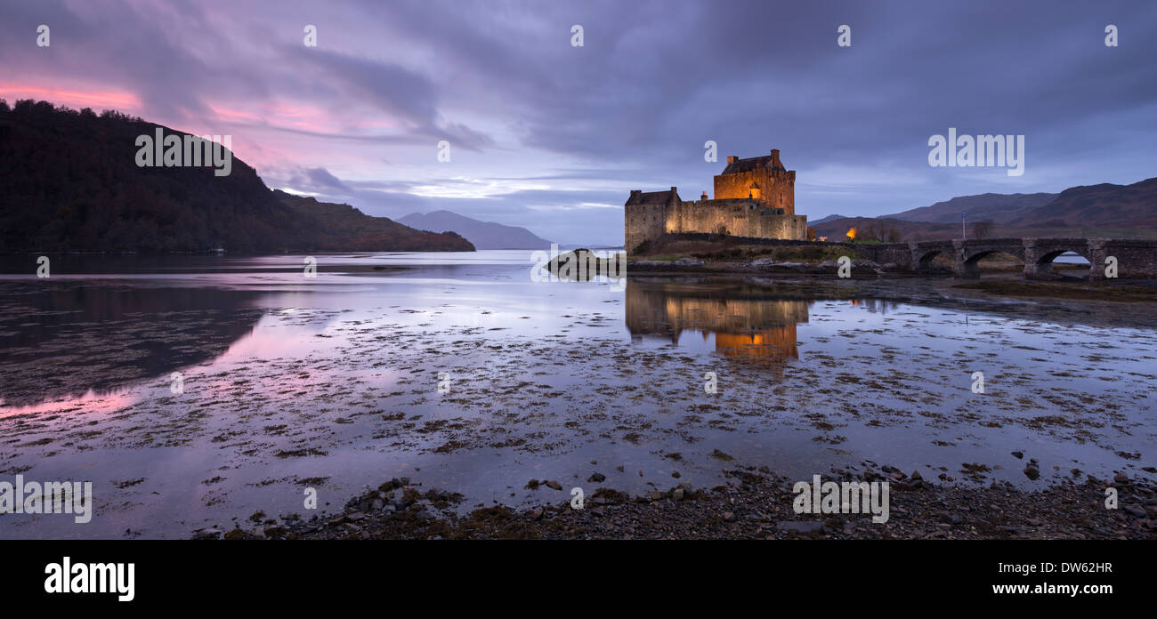 Le crépuscule sur le château d'Eilean Donan sur Loch Duich, Dornie, en Écosse. L'hiver (novembre) 2013. Banque D'Images