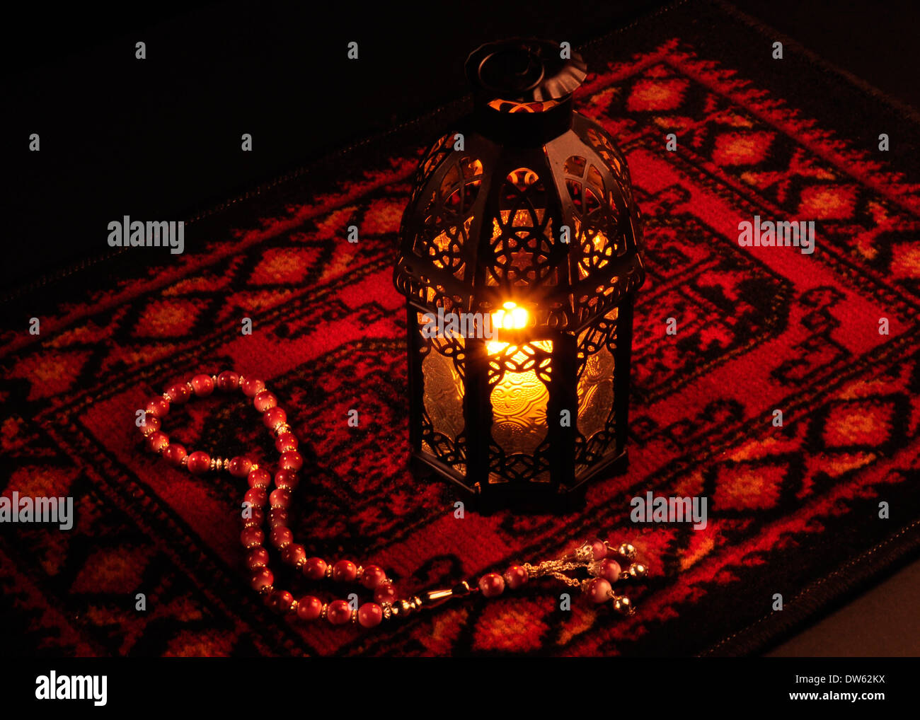 L'arabe lanterne sur le tapis rouge avec Chapelet en bois Banque D'Images