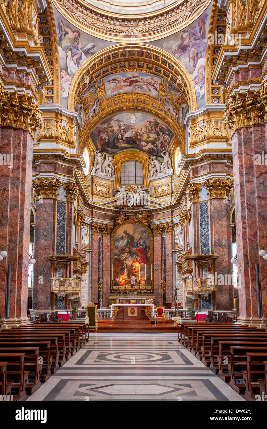 Intérieur de Sant'Ambrogio e Carlo al Corso - une basilique Eglise construite au 17e siècle le long de la Via del Corso, Rome, Italie Banque D'Images