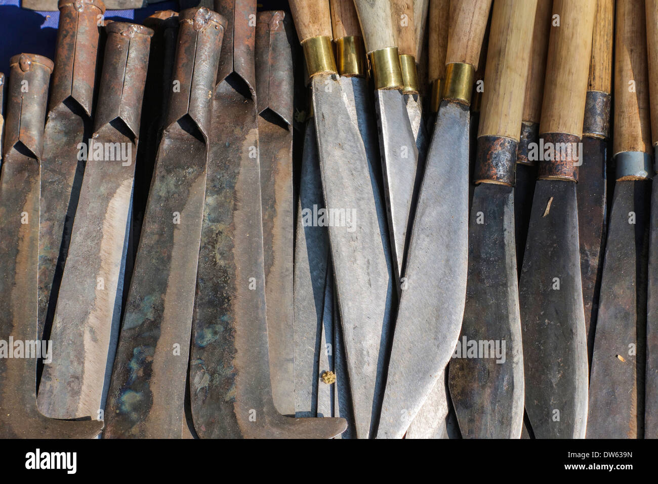 Couteaux pour la vente par un vendeur de rue à Luang Prabang, Laos Photo  Stock - Alamy