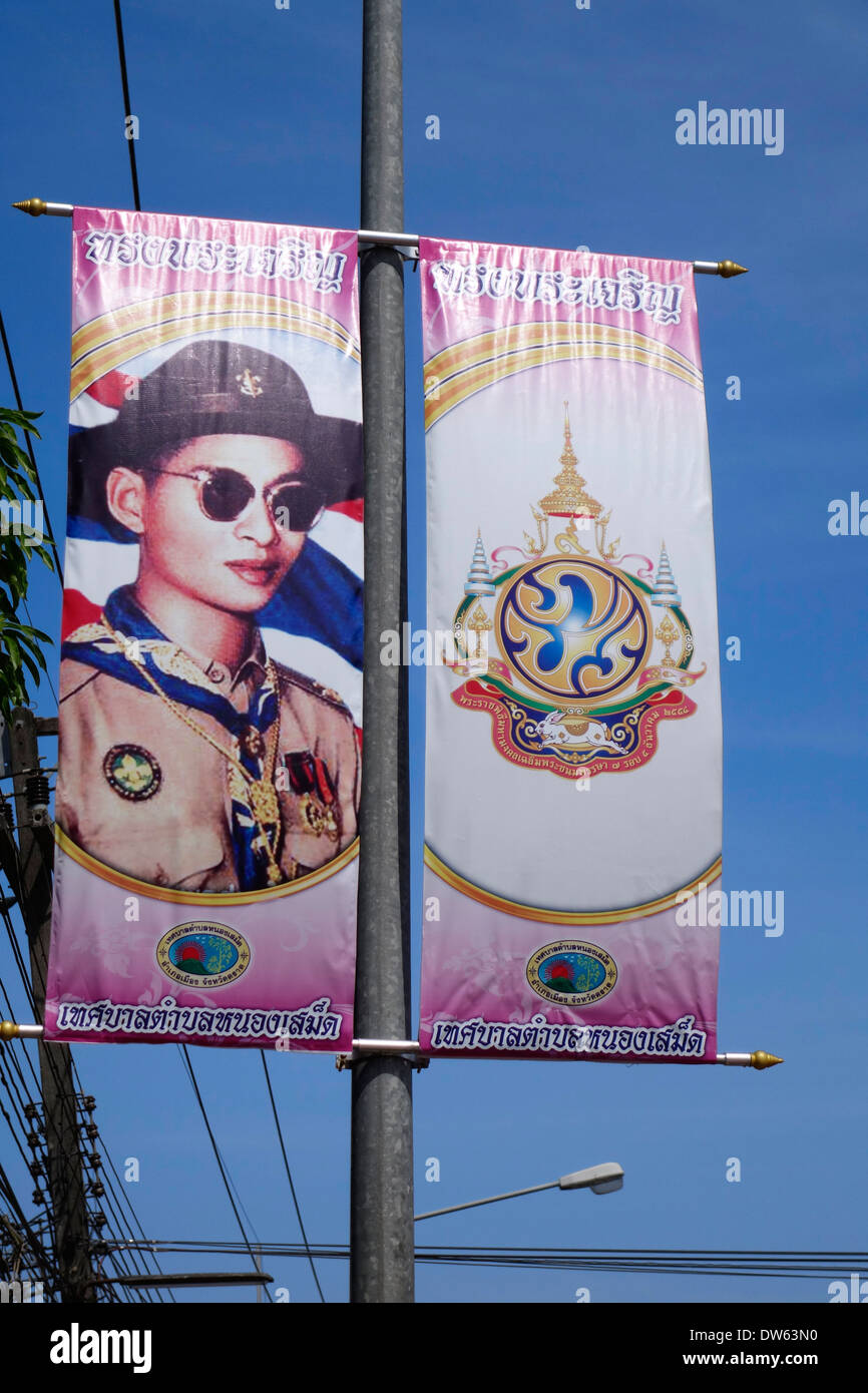 Bannière avec une photo de Bhumibol Adulyadej, le Roi de Thaïlande, comme un boy-scout dans sa jeunesse, Trat, Thaïlande. Banque D'Images