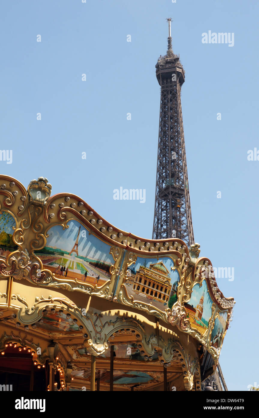 La Tour Eiffel et d'un manège avec des scènes de Paris peint sur elle Banque D'Images
