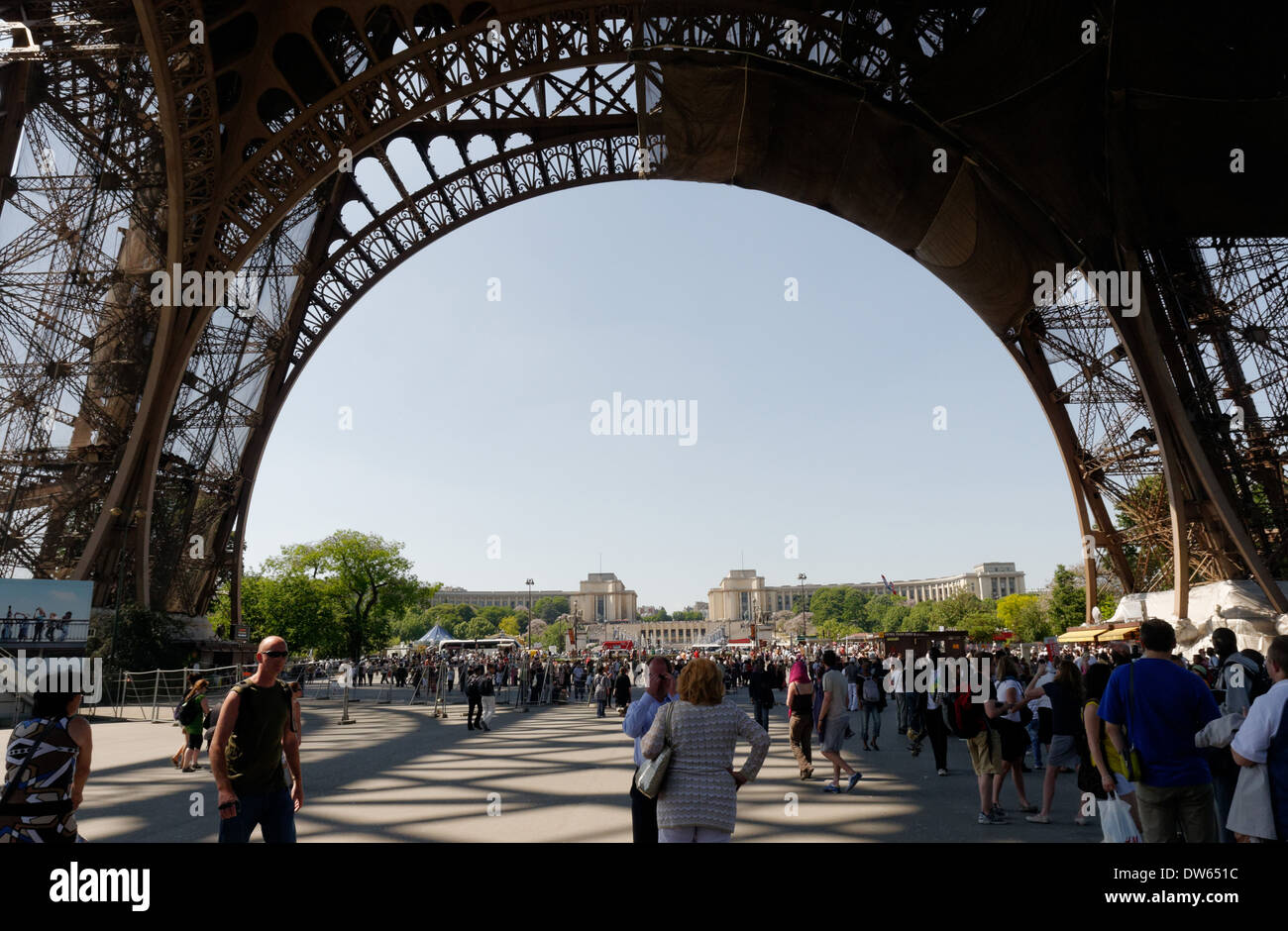 La foule sous la Tour Eiffel Paris Banque D'Images