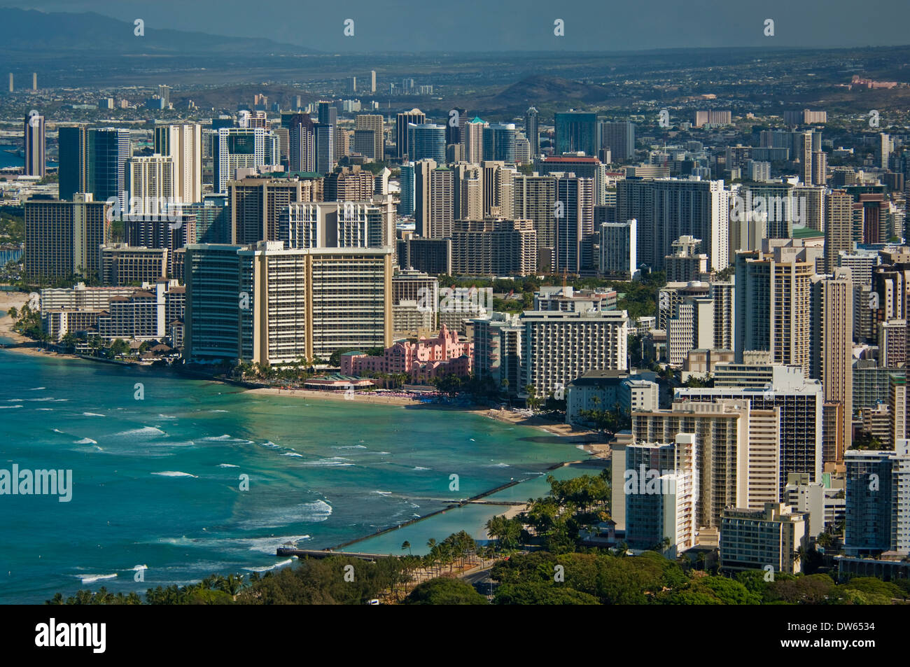 Vue sur la plage de Waikiki et Honolulu à partir du sommet du Cratère de Diamond Head, Oahu, Hawaii Banque D'Images