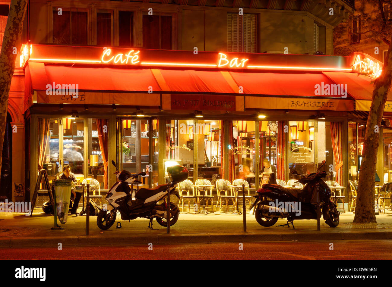 Une pièce lumineuse cafe à Paris la nuit Banque D'Images