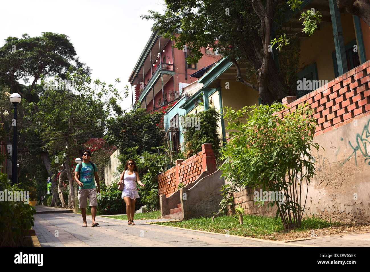 Les gens qui marchent sur la Bajada de los Baños dans le district de Barranco, Lima, Pérou Banque D'Images
