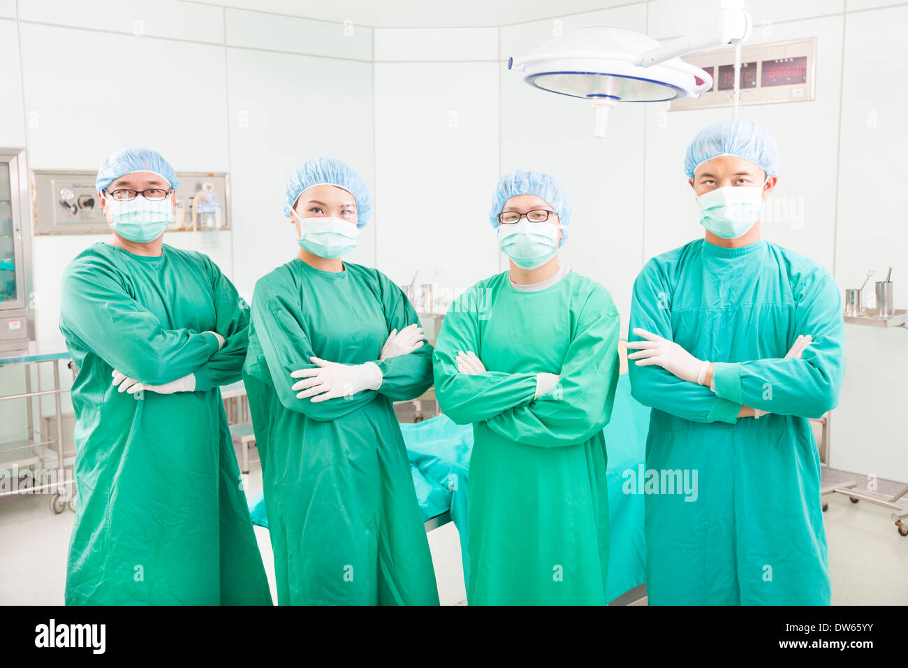 Les équipes professionnelles chirurgien debout dans une salle de chirurgie à l'hôpital Banque D'Images