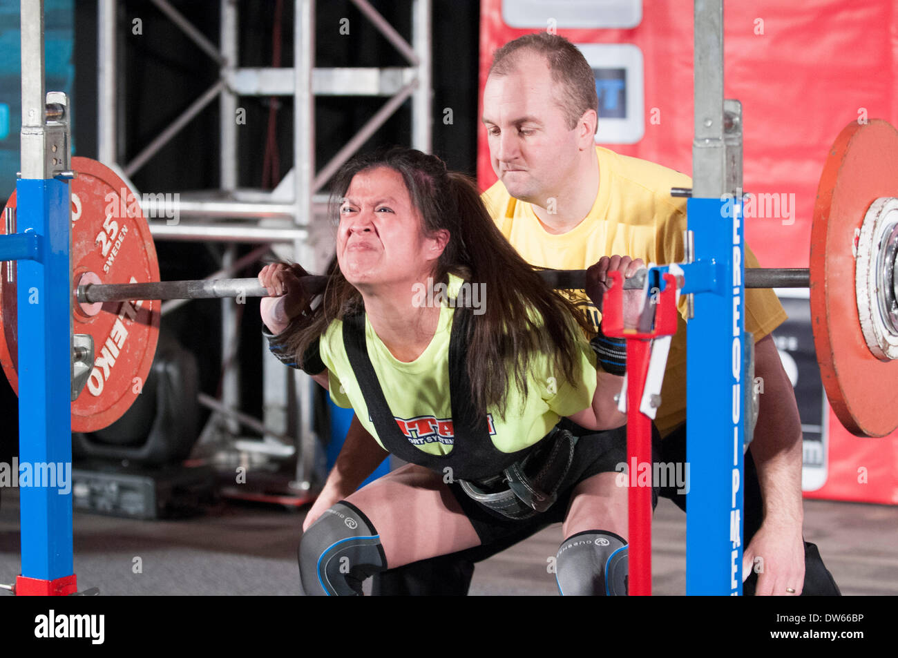 Columbus, Ohio. 28 Février, 2014-Cheryl Anderson s'accroupit à l'StartStrength.com Powerlfitng 2014 Matières Pro Concurrence à l'Arnold Festival sportif. Anderson a remporté le kilogramme 47/ 103,4 lbs. classe de poids. Credit : Brent Clark/Alamy Live News Banque D'Images