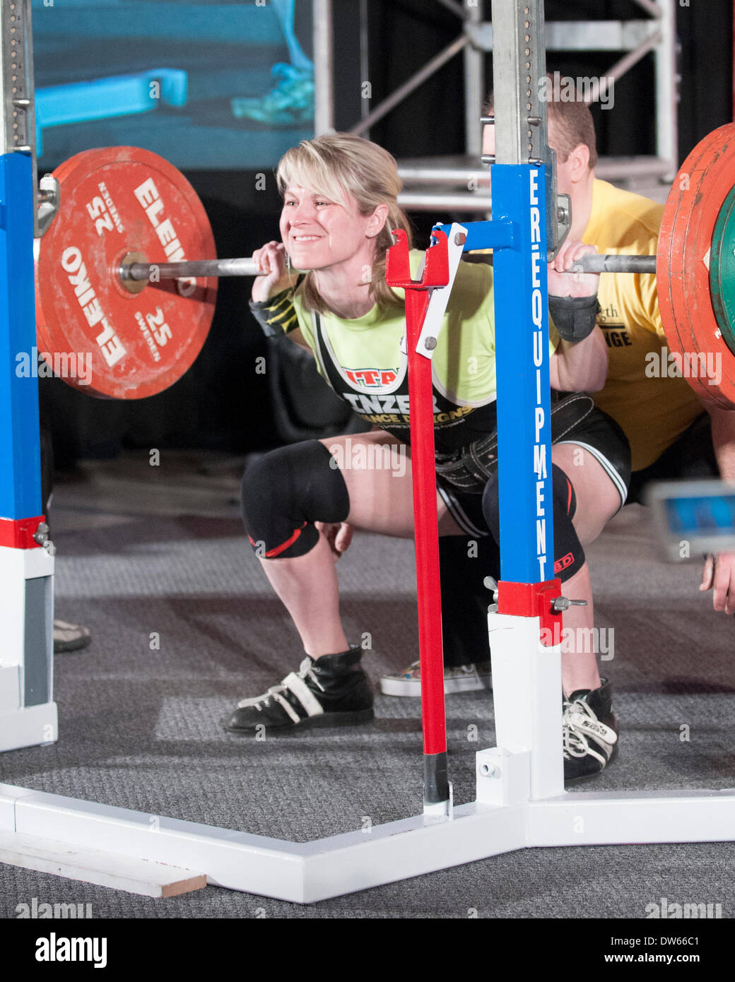 Columbus, Ohio. 28 Février, 2014-Jennifer Thompson s'accroupit à l'StartStrength.com Powerlfitng 2014 Matières Pro Concurrence à l'Arnold Festival sportif. Credit : Brent Clark/Alamy Live News Banque D'Images