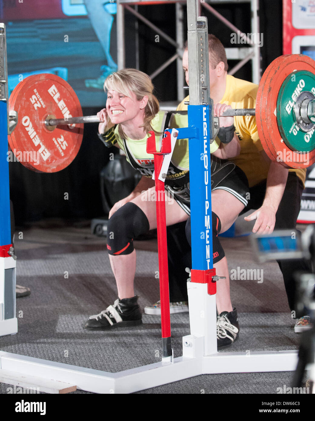 Columbus, Ohio. 28 Février, 2014-Jennifer Thompson s'accroupit à l'StartStrength.com Powerlfitng 2014 Matières Pro Concurrence à l'Arnold Festival sportif. Credit : Brent Clark/Alamy Live News Banque D'Images