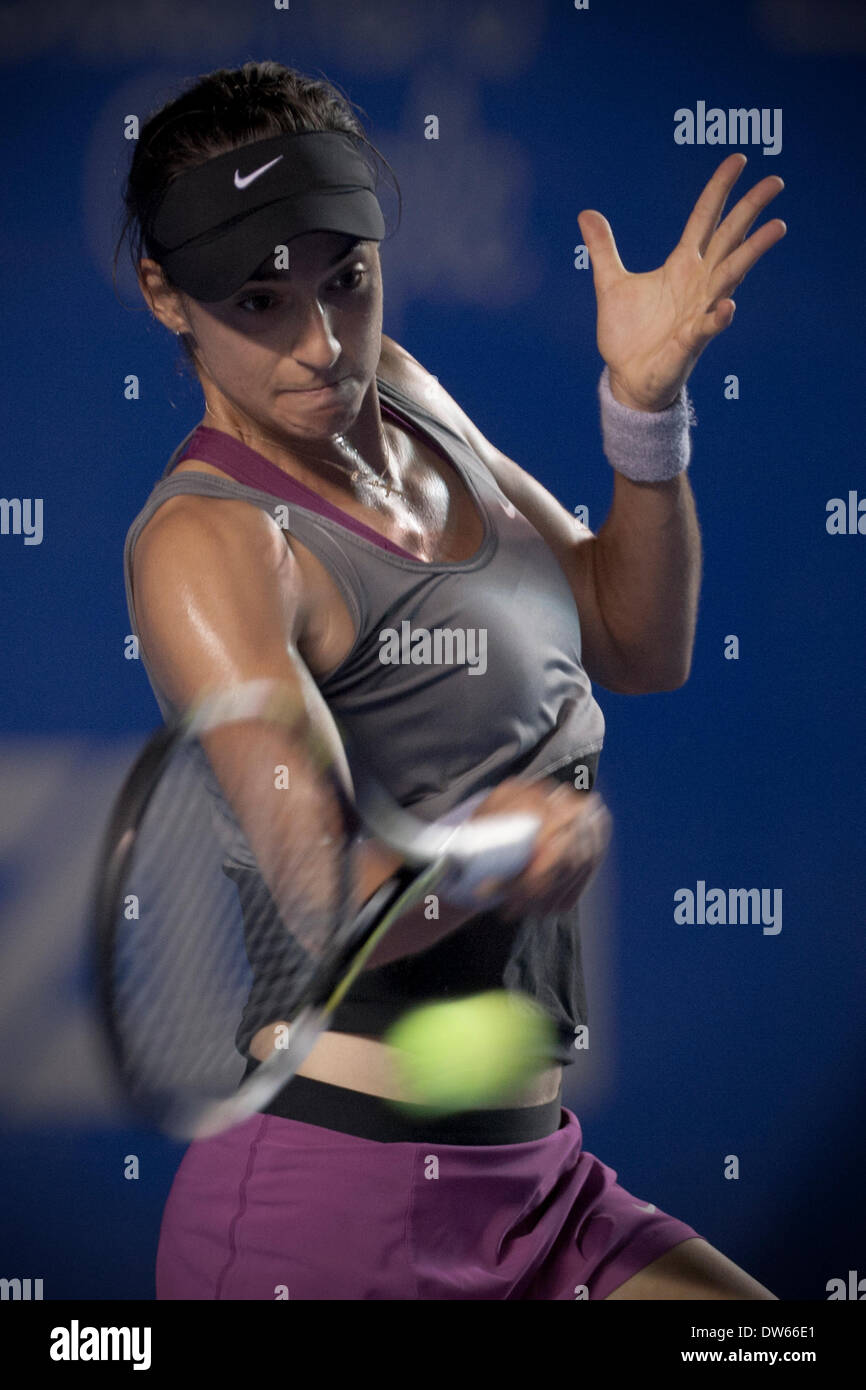 Acapulco, Mexique. 28 Février, 2014. France's Caroline Garcia renvoie la balle à Christina McHale des États-Unis durant leur match féminin de l'Open de tennis du Mexique à Acapulco, Guerrero, Mexique, le 28 février 2014. Credit : Alejandro Ayala/Xinhua/Alamy Live News Banque D'Images