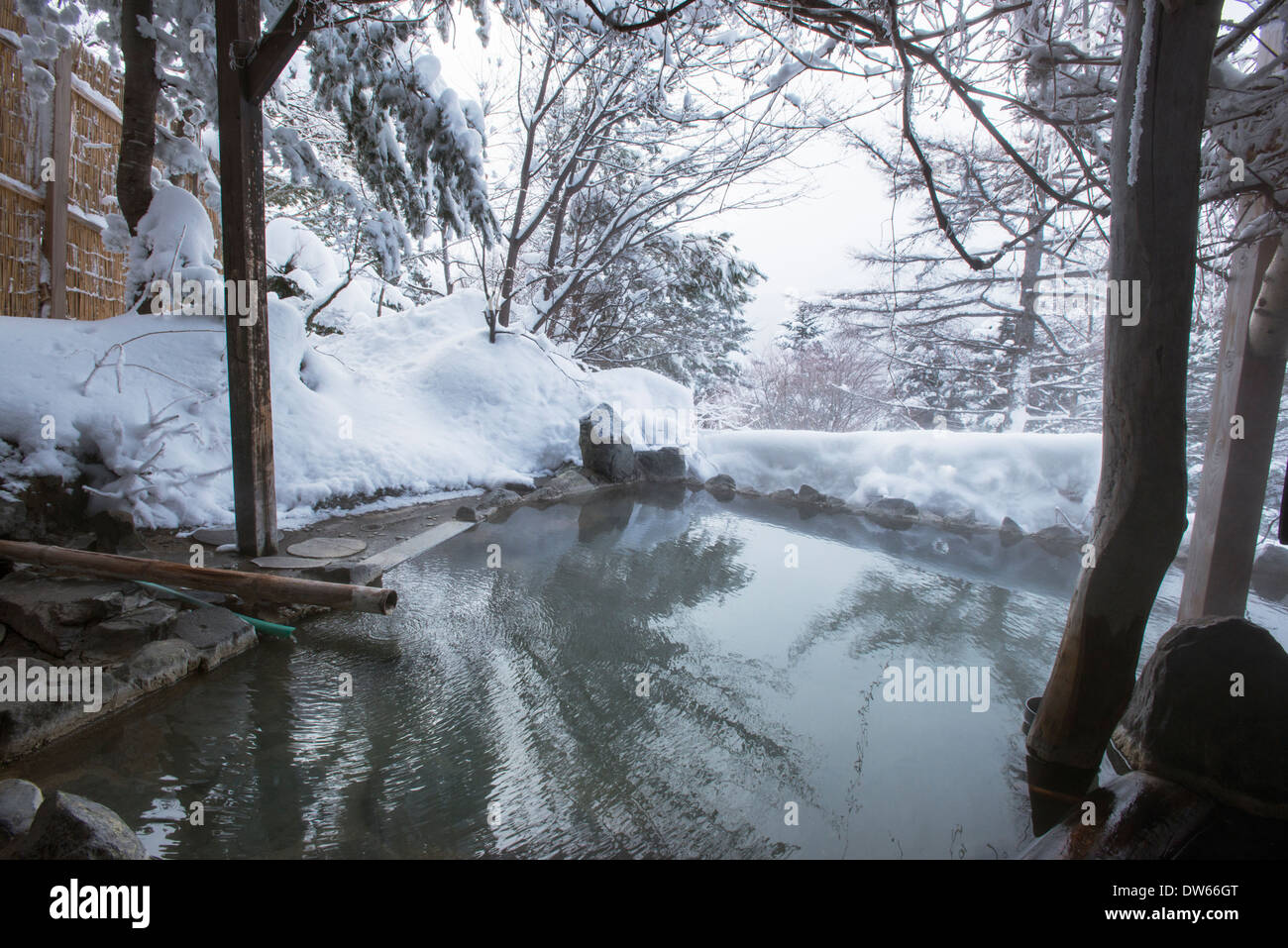 Un rotenburo extérieur onsen Hot spring en hiver et entouré par la neige. Image prise à Nagano, Japon Banque D'Images