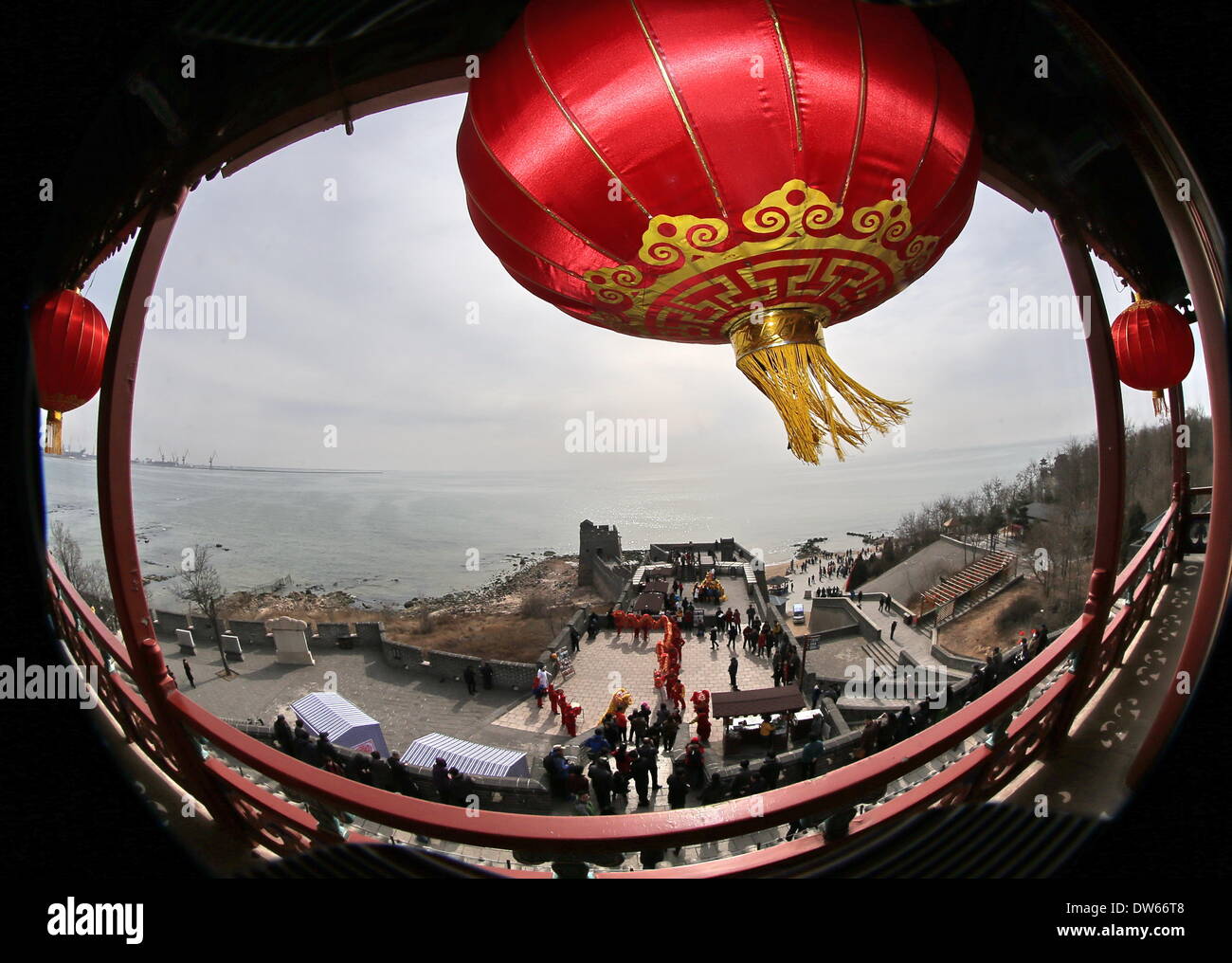 Shenzhen, Chine, province de Hebei. 1er mars 2014. Les gens font la danse du dragon lors d'une foire du temple célébrant le Longtaitou Festival à Laolongtou dans endroit pittoresque ville de Qinhuangdao, Province du Hebei en Chine du nord, le 1 mars 2014. Le Longtaitou Eryueer ou Festival, Festival, ce qui signifie 'dragon soulève tête" en chinois, est un festival traditionnel chinois tenue le deuxième jour du deuxième mois dans le calendrier lunaire chinois. Credit : Liu Xuezhong/Xinhua/Alamy Live News Banque D'Images