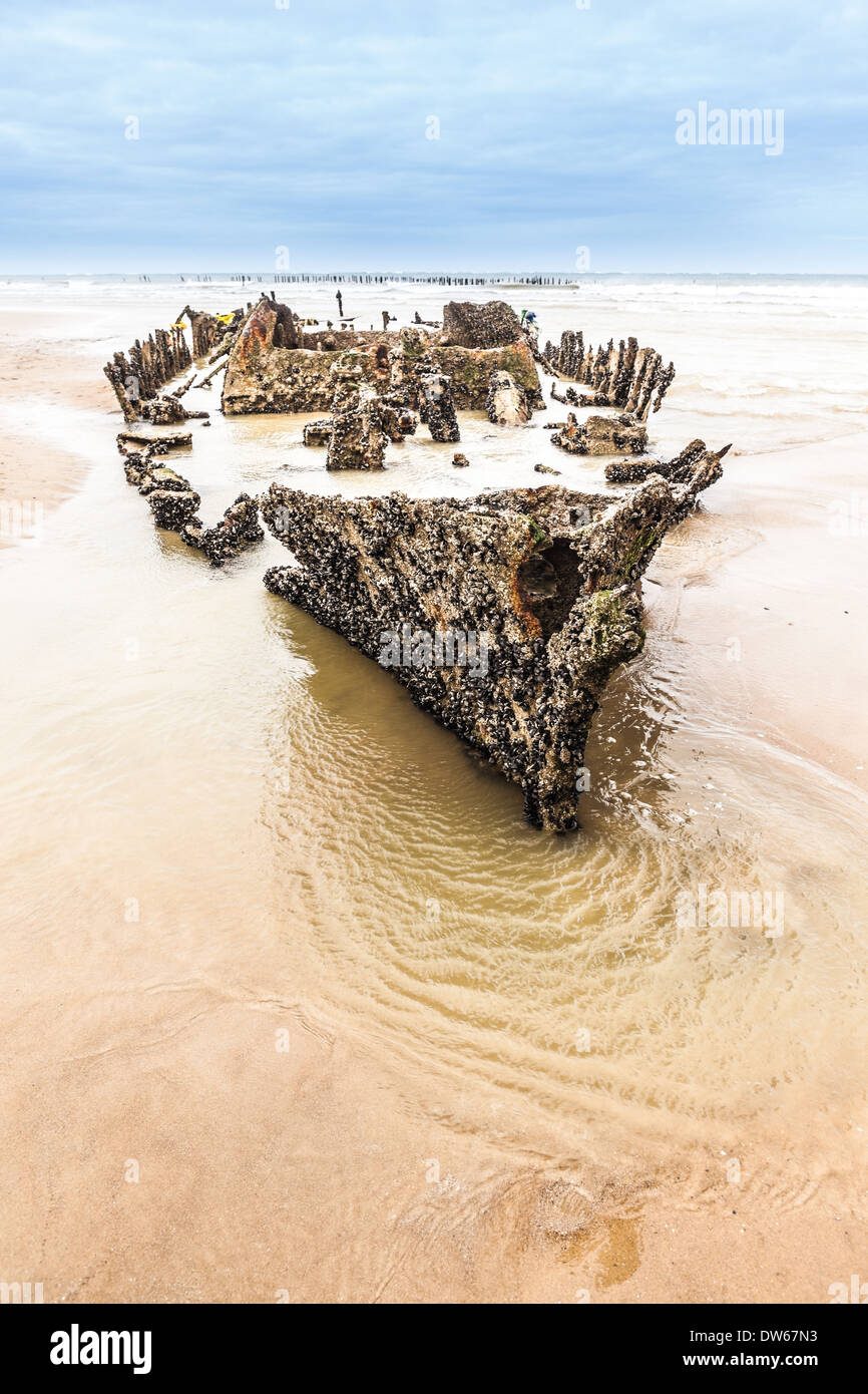 Une épave se trouve dans le sable sur la côte de Zuydcoote Banque D'Images