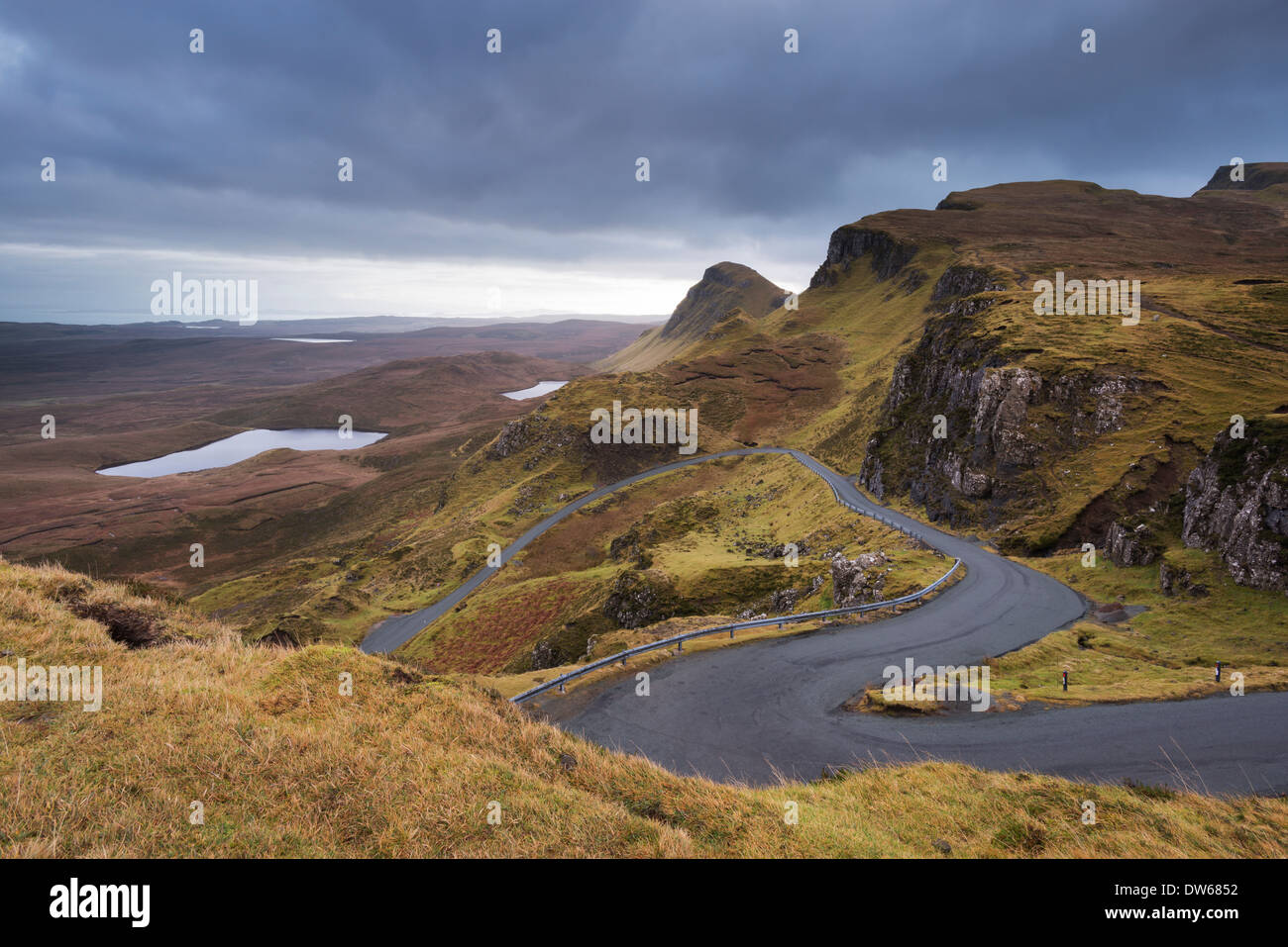 Route sinueuse menant à travers les montagnes, Quiraing, île de Skye, en Ecosse. Hiver (décembre) 2013. Banque D'Images