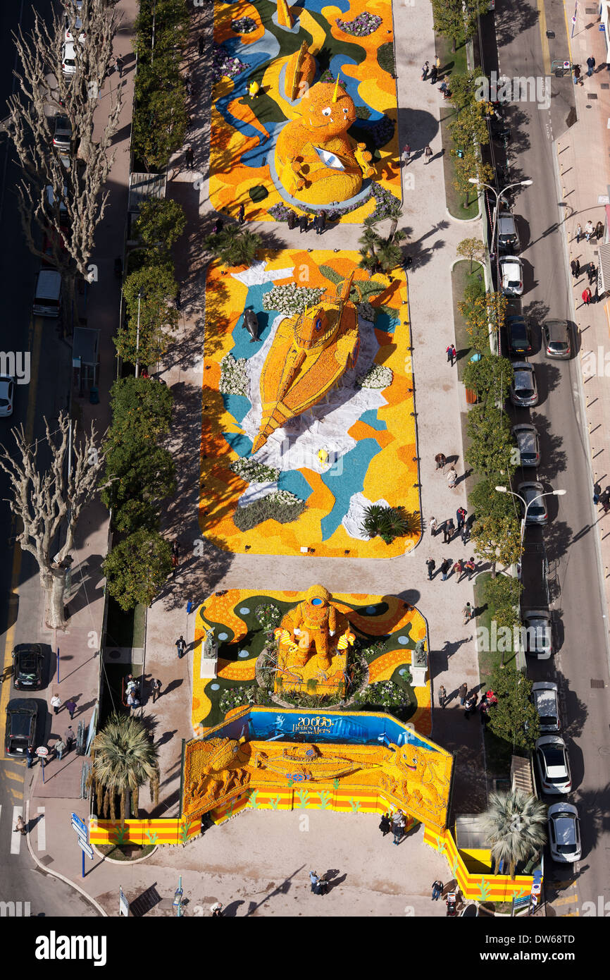 VUE AÉRIENNE.Festival du citron de Menton en 2014.thème "20000 ligues sous la mer" construit avec des citrons et des oranges.Côte d'Azur, France. Banque D'Images