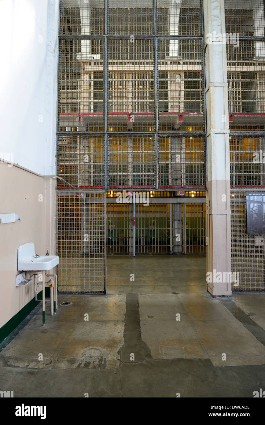 À l'intérieur de l'Île Alcatraz prison prison à sécurité maximum des barres de fer métal pénitentiaire tourisme intérieur de san francisco Banque D'Images