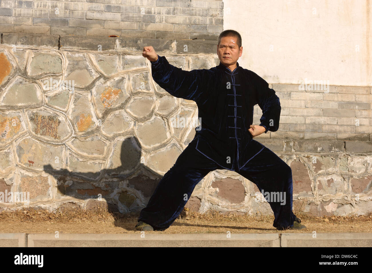 L'exercice de l'homme en noir de kung fu tenue. Chengde, Chine. Banque D'Images