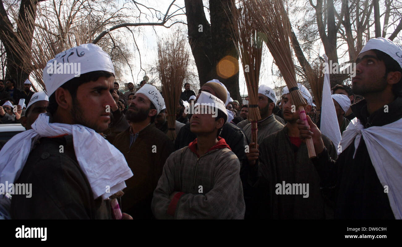 Srinagar, Cachemire indien 01 mars Les partisans de l'aam aadmi Party (PAA) candidat Raja Muzaffar Bhat écouter son discours à Srinagar RTI Raja activiste Muzaffar Bhat sera le candidat du PAA assis contre le député de la circonscription de Srinagar et patron de la Conférence nationale dans le prochain Farooq Abdullah Lok Sabha élections.(Sofi Suhail/Alamy Live News) Banque D'Images