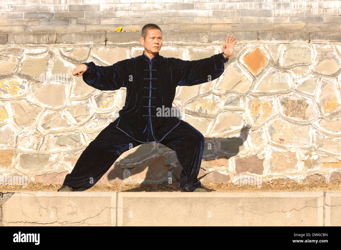 L'exercice de l'homme en noir de kung fu tenue. Chengde, Chine. Banque D'Images