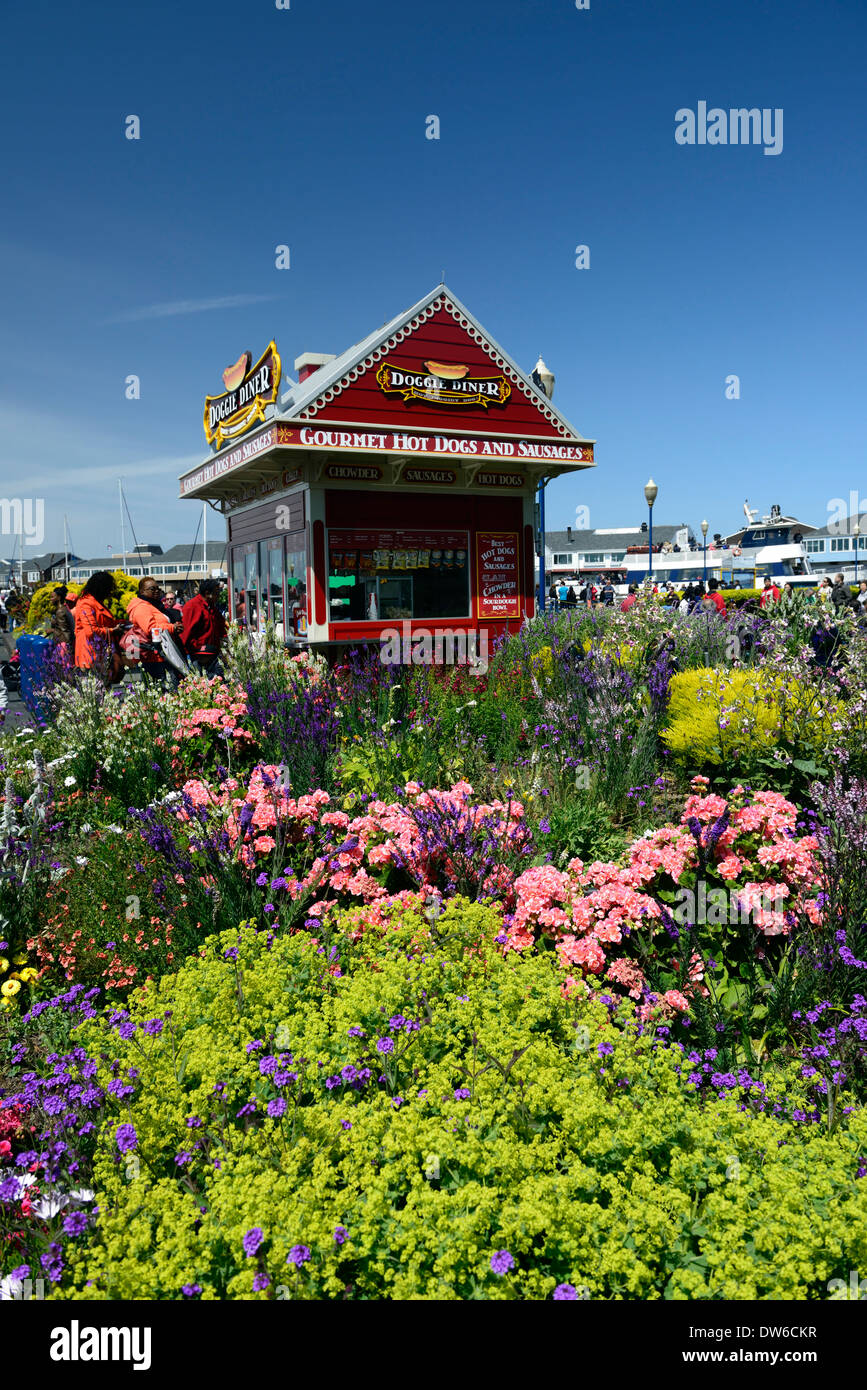 Fishermans Wharf Pier 39 attraction touristique doggie diner hot dog stand chiens plantes blocage système de plantation san francisco Banque D'Images