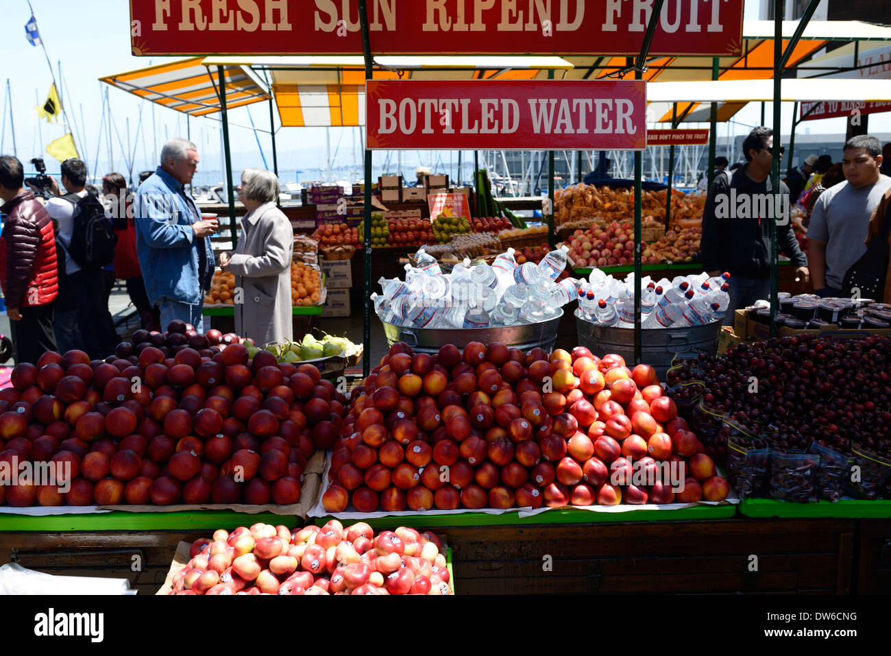 Vente Vente d'étal de fruits Nectarines Cerises stand alimentaire pier 39, Fisherman's Wharf San Francisco Californie Banque D'Images