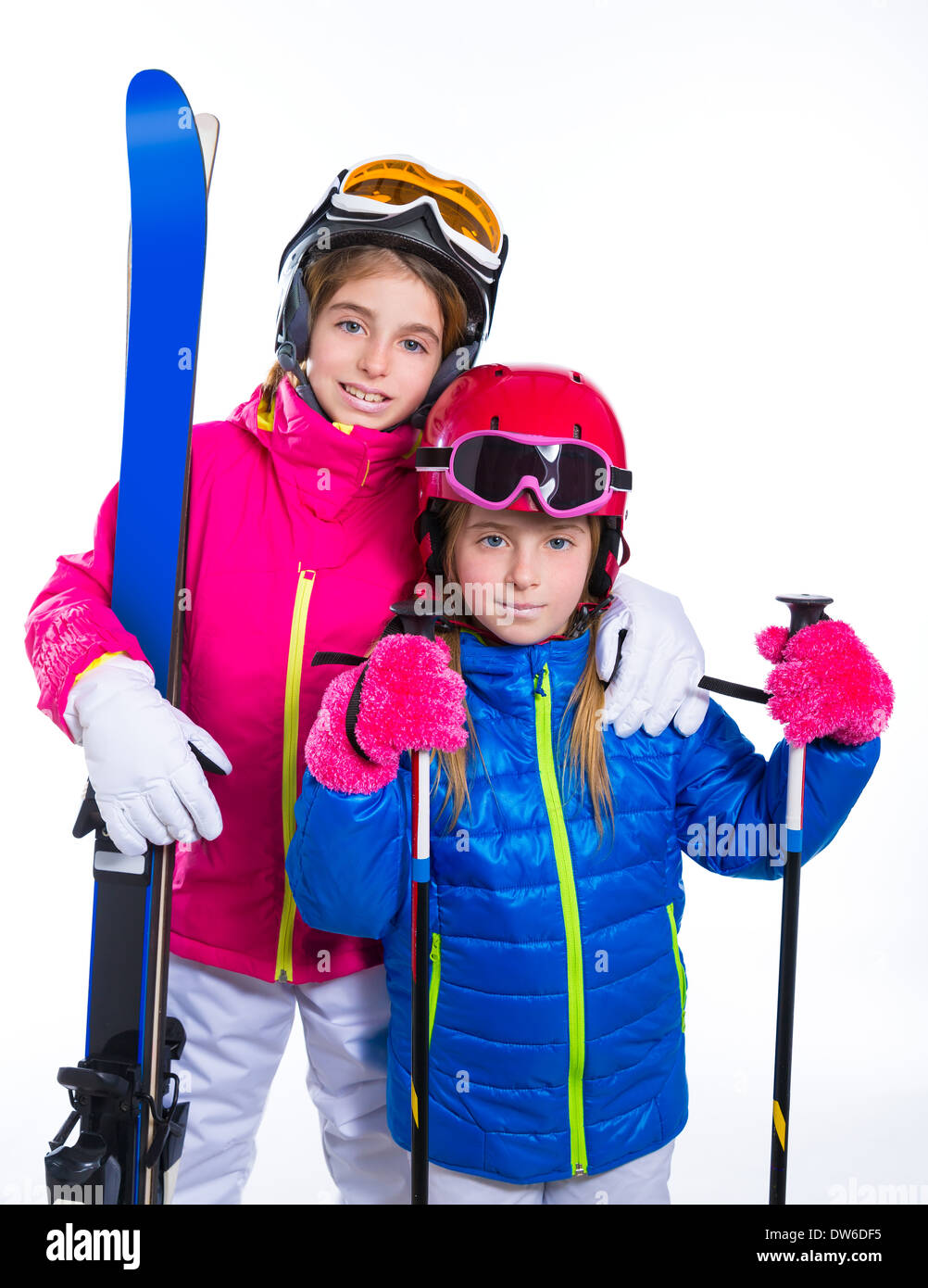 Siters kid filles avec des bâtons de ski casque et lunettes aller à neige de l'hiver Banque D'Images