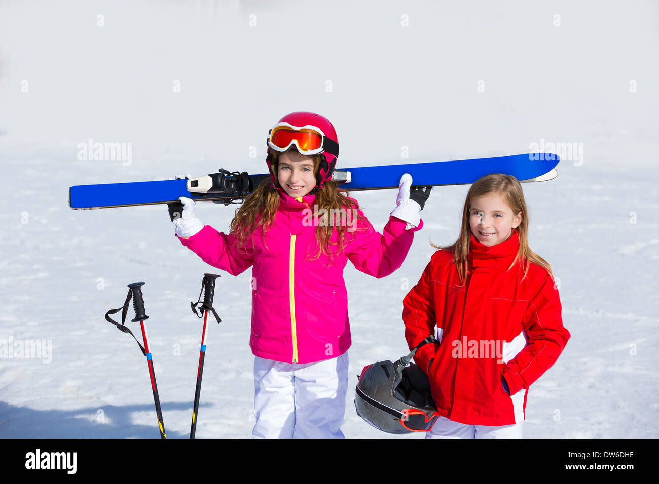 Kid sister filles en hiver neige avec matériel de ski lunettes casques polonais Banque D'Images