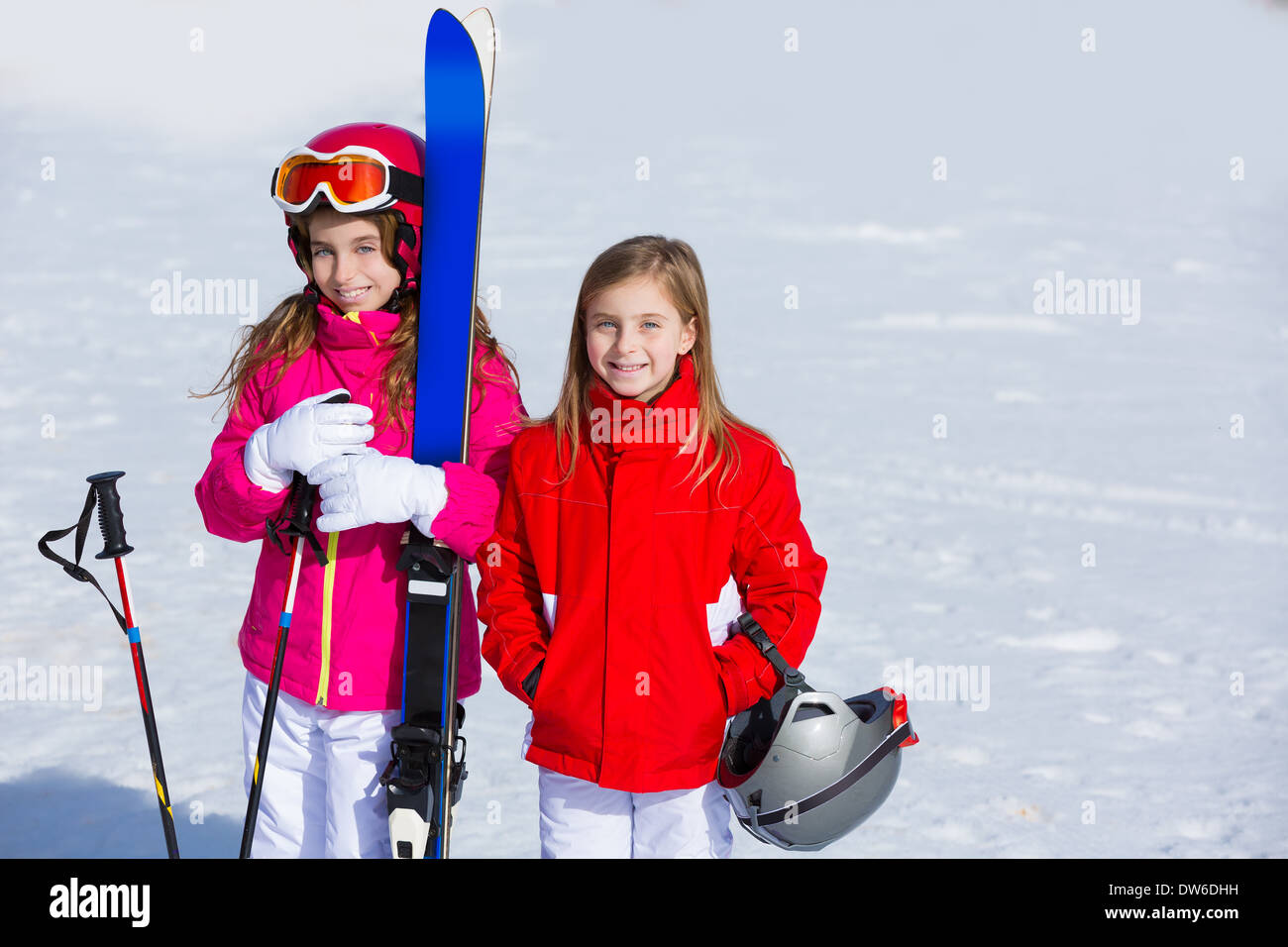 Kid sister filles en hiver neige avec matériel de ski lunettes casques polonais Banque D'Images