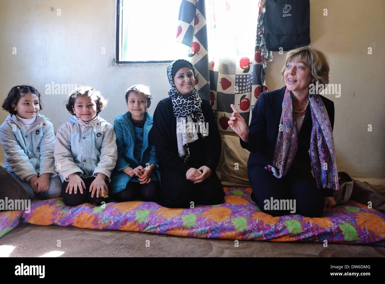 Daniela Schadt, partenaire du président allemand Gauck, visite une famille de réfugiés Syriens de Damas à Amman, Jordanie, 01 mars 2014. Le patron de l'aide de l'UNICEF elle-même de l'organisation informe sur la situation des enfants des familles de réfugiés en provenance de Syrie. Photo : Soeren Stache/dpa Banque D'Images