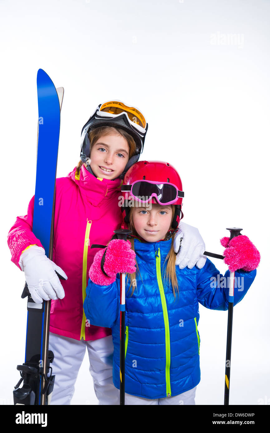 Siters kid filles avec des bâtons de ski casque et lunettes aller à neige de l'hiver Banque D'Images