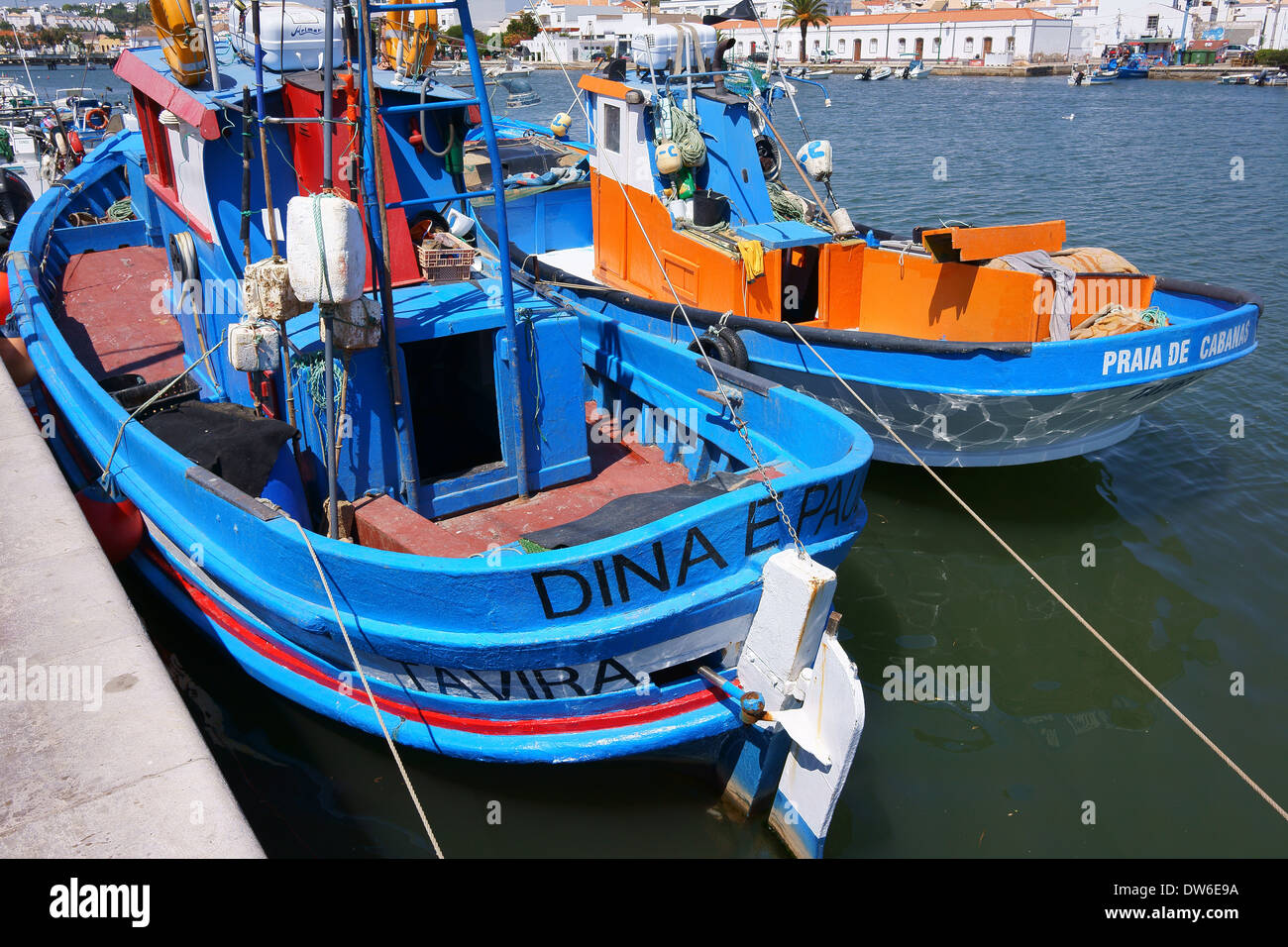 Bateaux de pêche colorés sur la rivière Rio in the Golfer's Paradise Tavira Algarve Portugal Banque D'Images