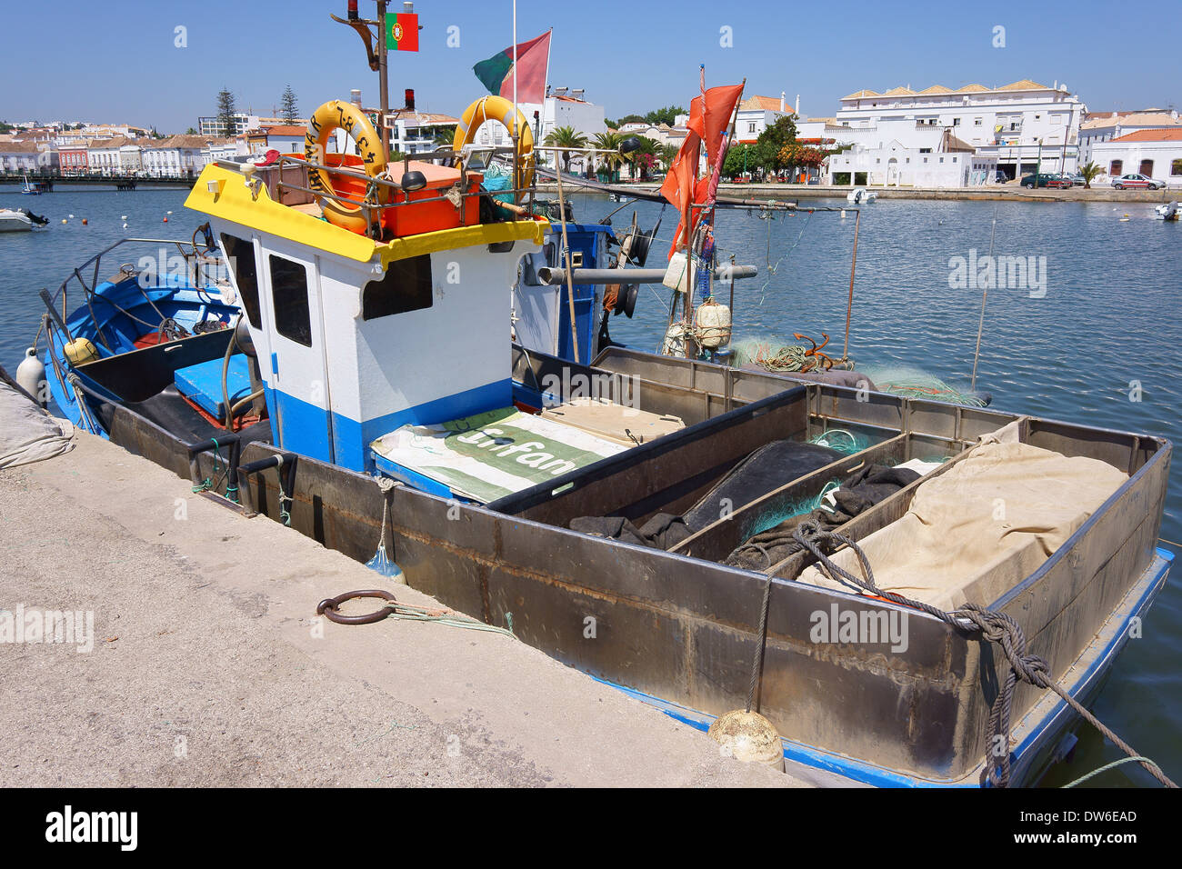 Bateau de pêche colorés sur la rivière Rio in the Golfer's Paradise Tavira Algarve Portugal Banque D'Images