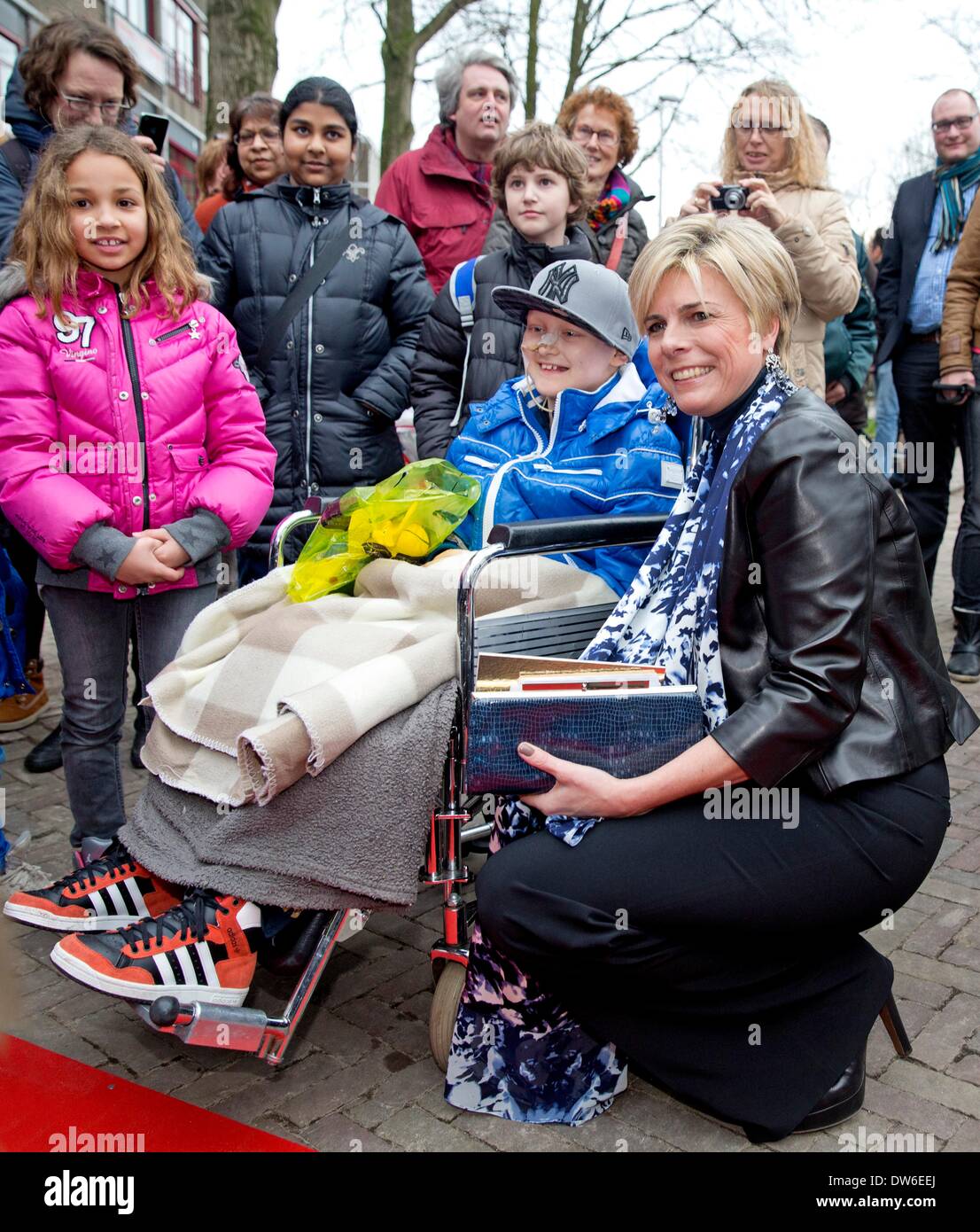 Gouda, aux Pays-Bas. 28 Février, 2014. La Princesse Laurentien des Pays-Bas s'ouvre l'usine de chocolat à Gouda, aux Pays-Bas, le 28 février 2014. L'ancienne fabrique de chocolat est la nouvelle bibliothèque, atelier d'impression et de Kruim restauration de Gouda. Photo : Patrick van Katwijk/dpa/Alamy Live News Banque D'Images