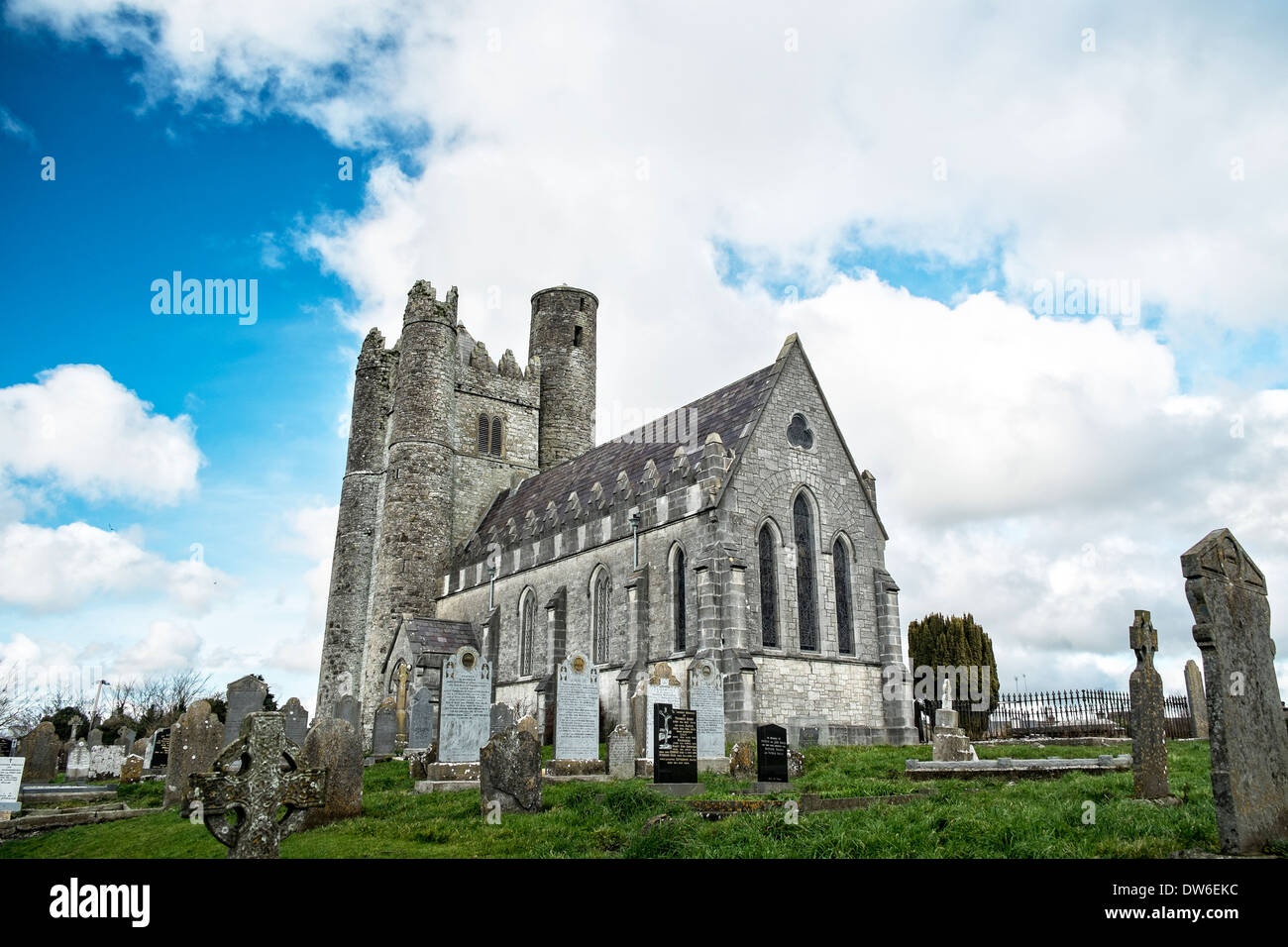 'Église désaffectée de l'Irlande avec l'église chrétienne au début de tour et tour ronde attaché - Lusk, comté de Dublin, Irlande Banque D'Images