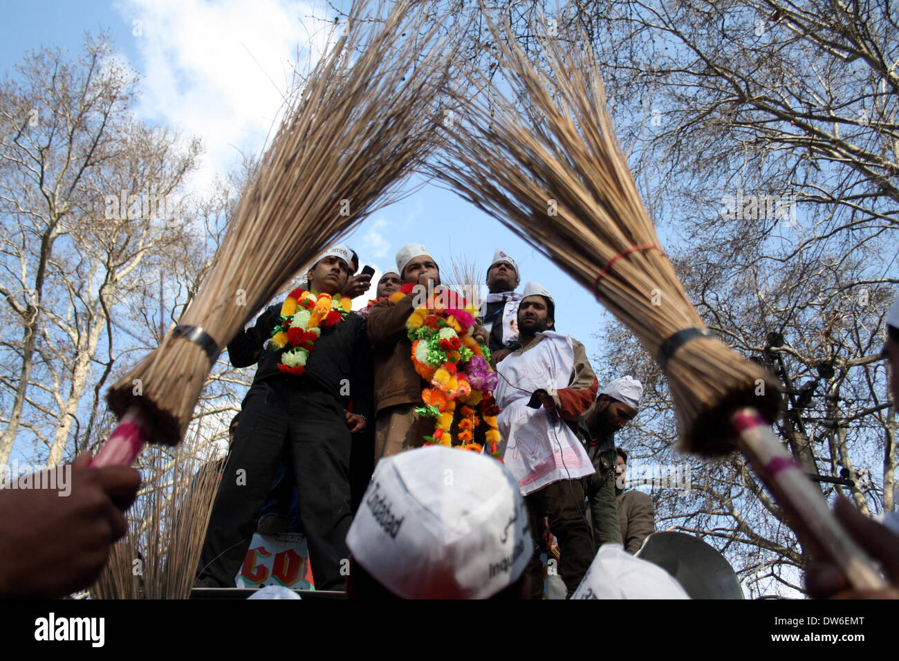 Srinagar, au Cachemire. 1er mars 2014. Les partisans du Cachemire indien d'AAM Admi, homme du commun, (partie), d'entendre le discours du candidat de parti Raja Muzaffar Bhat lors d'un road show en vue de la prochaine campagne des élections parlementaires, à Srinagar, Raja fera face à deux piliers, le Dr Farooq Abdullah de Conférence nationale et Tariq Hameed Qarra de PDP. Mandat du PAA à Dr Bhat a annoncé à une réunion présidée par le président de LS élections, Gopal Rai, à New Delhi. La partie prétend qu'il a enregistré 10 lakh membres à contrôler les indiens du Cachemire. Credit : Shafat Sidiq/NurPhoto ZUMAPRESS.com/Alamy/Liv Banque D'Images