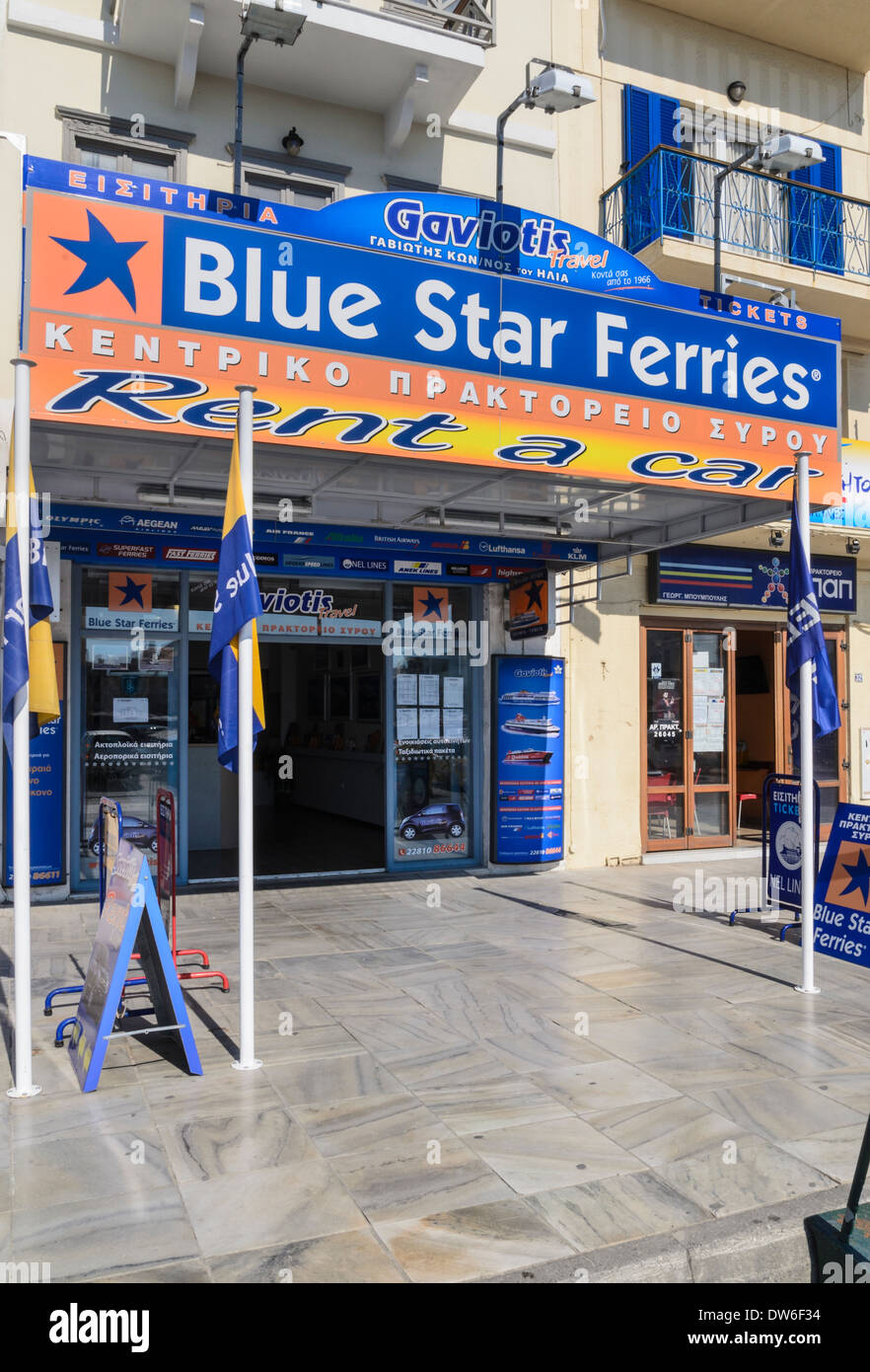 Bureau de réservation de billets de ferry et de louer une voiture à Ermoúpoli agence de voyage, l'île de Syros, Grèce Banque D'Images