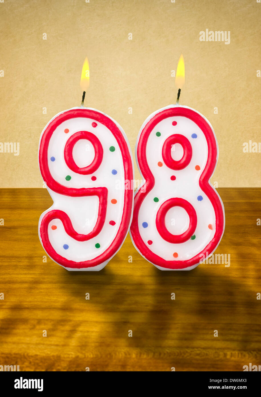 Brûler des bougies d'anniversaire numéro 98 Banque D'Images