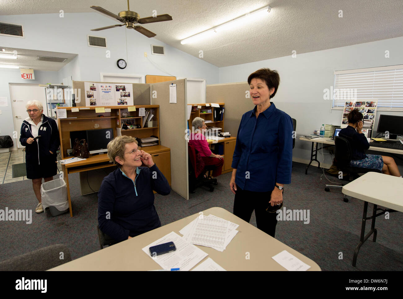 Mars. 01, 2014 - Saint-Pétersbourg, Floride, États-Unis - ALEX SINK, candidat démocrate en Floride la 13e District de l'entretient avec la race, rendez-vous sortir le vote des bénévoles par téléphone de Jane Harper à Pinellas comté siège démocratique. Évier, républicain David Jolly et libertaire Lucas Overby sont en compétition pour le siège laissé ouvert lorsque le membre du Congrès de longue date Bill Young est mort en octobre 2013. Le choix spécial aura lieu le mardi 11 mars.(Image Crédit : © Brian Cahn/ZUMAPRESS.com) Banque D'Images