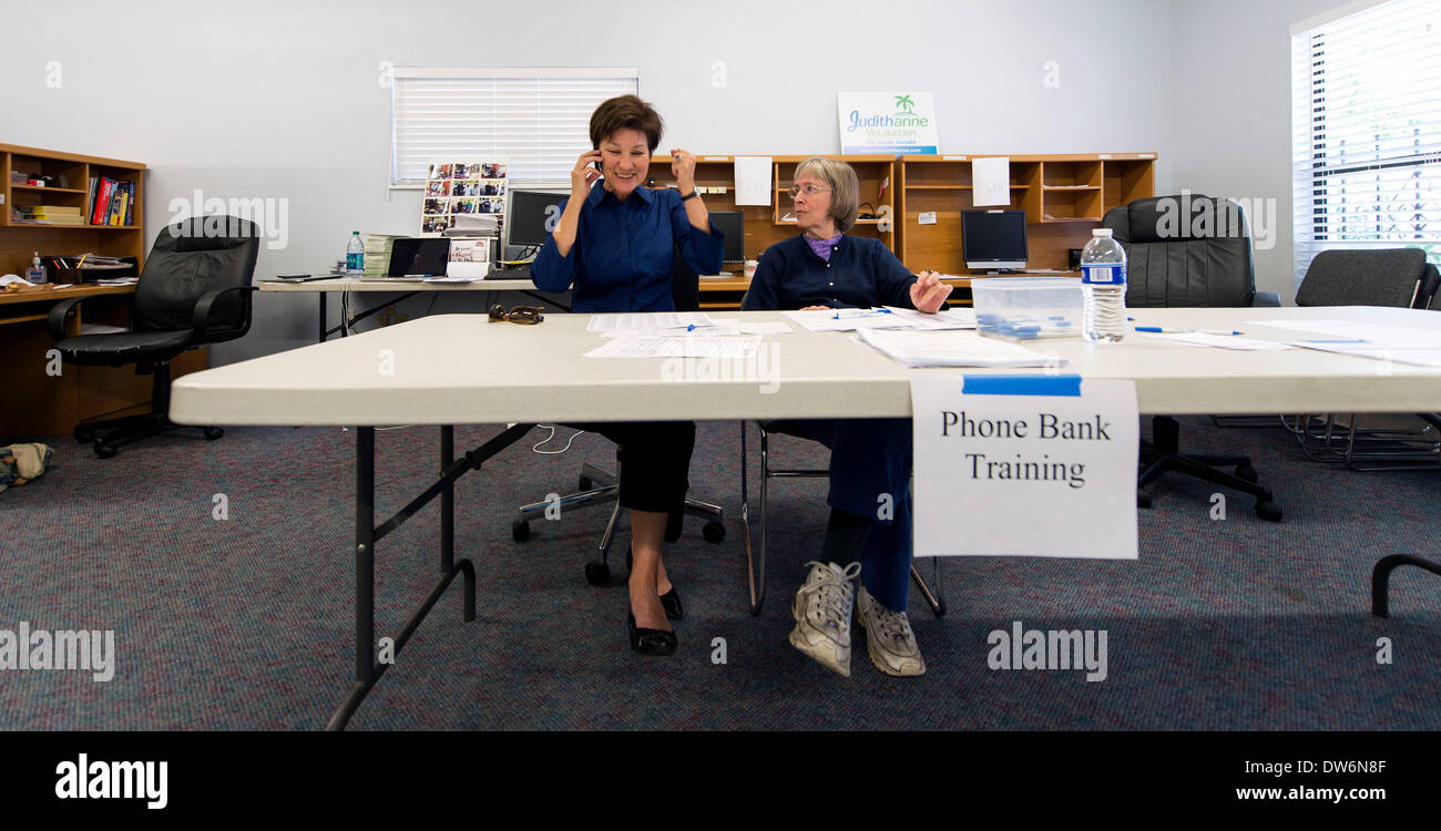 Mars. 01, 2014 - Saint-Pétersbourg, Floride, États-Unis - ALEX SINK, gauche, candidat démocrate en Floride la 13e District de race, rend les appels téléphoniques aux électeurs avec l'aide d'obtenir-sortir le vote banque téléphone DEBI bénévoles durant une visite à Pinellas comté siège démocratique. Évier, républicain David Jolly et libertaire Lucas Overby sont en compétition pour le siège laissé ouvert lorsque le membre du Congrès de longue date Bill Young est mort en octobre 2013. Le choix spécial aura lieu le mardi 11 mars.(Image Crédit : © Brian Cahn/ZUMAPRESS.com) Banque D'Images