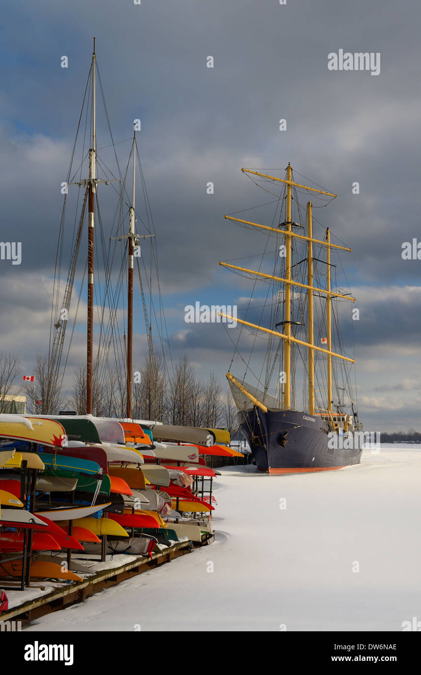 Calédonie tall ship de mâts de la Goélette Mist of Avalon et colorée des kayaks à ice verrouillé Le Port de Toronto, le lac Ontario Banque D'Images