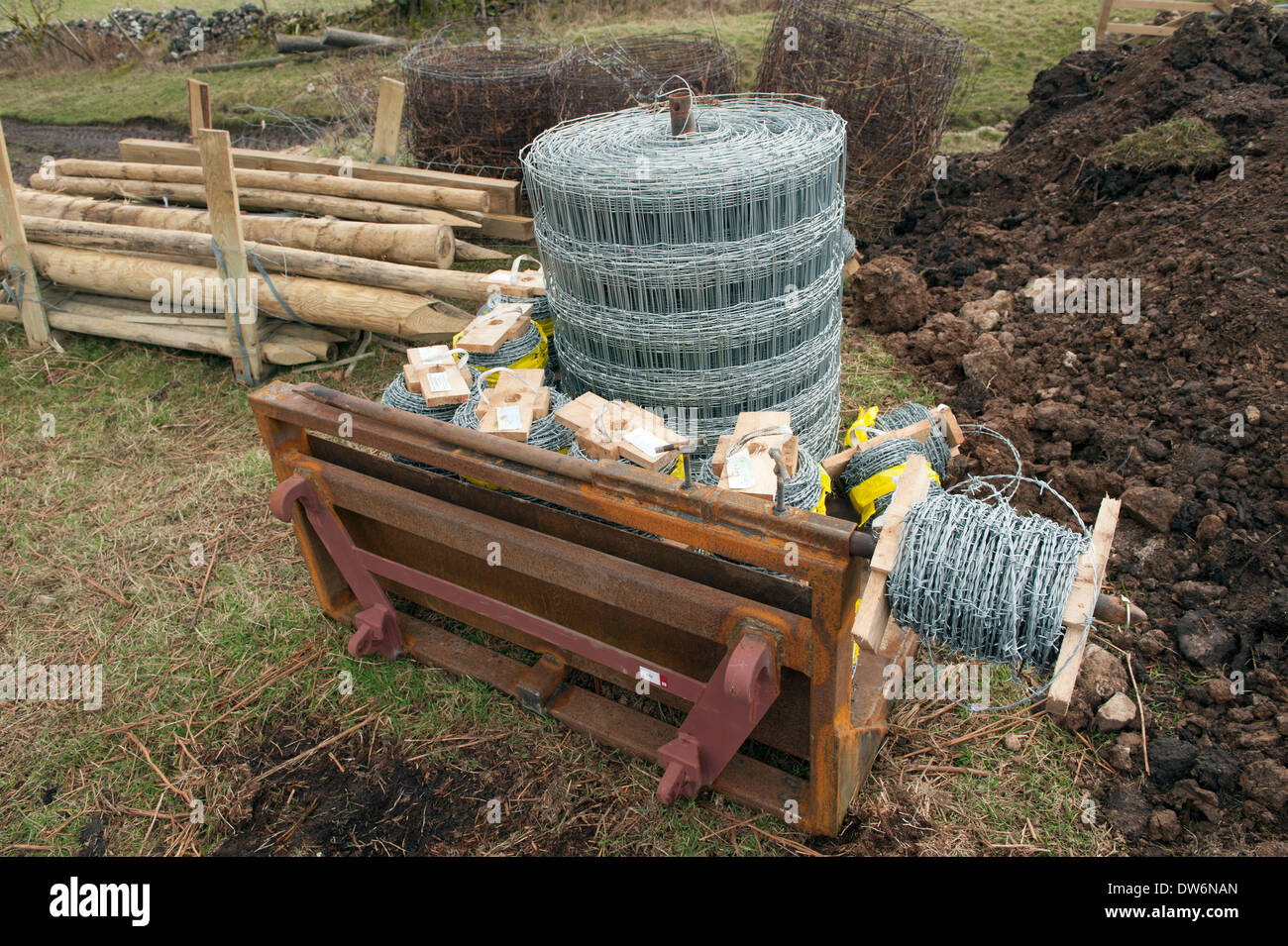 200 mètres de haute résistance à la grade A barbelés grillages et poteaux de bois sur un tracteur berceau pièce jointe Banque D'Images