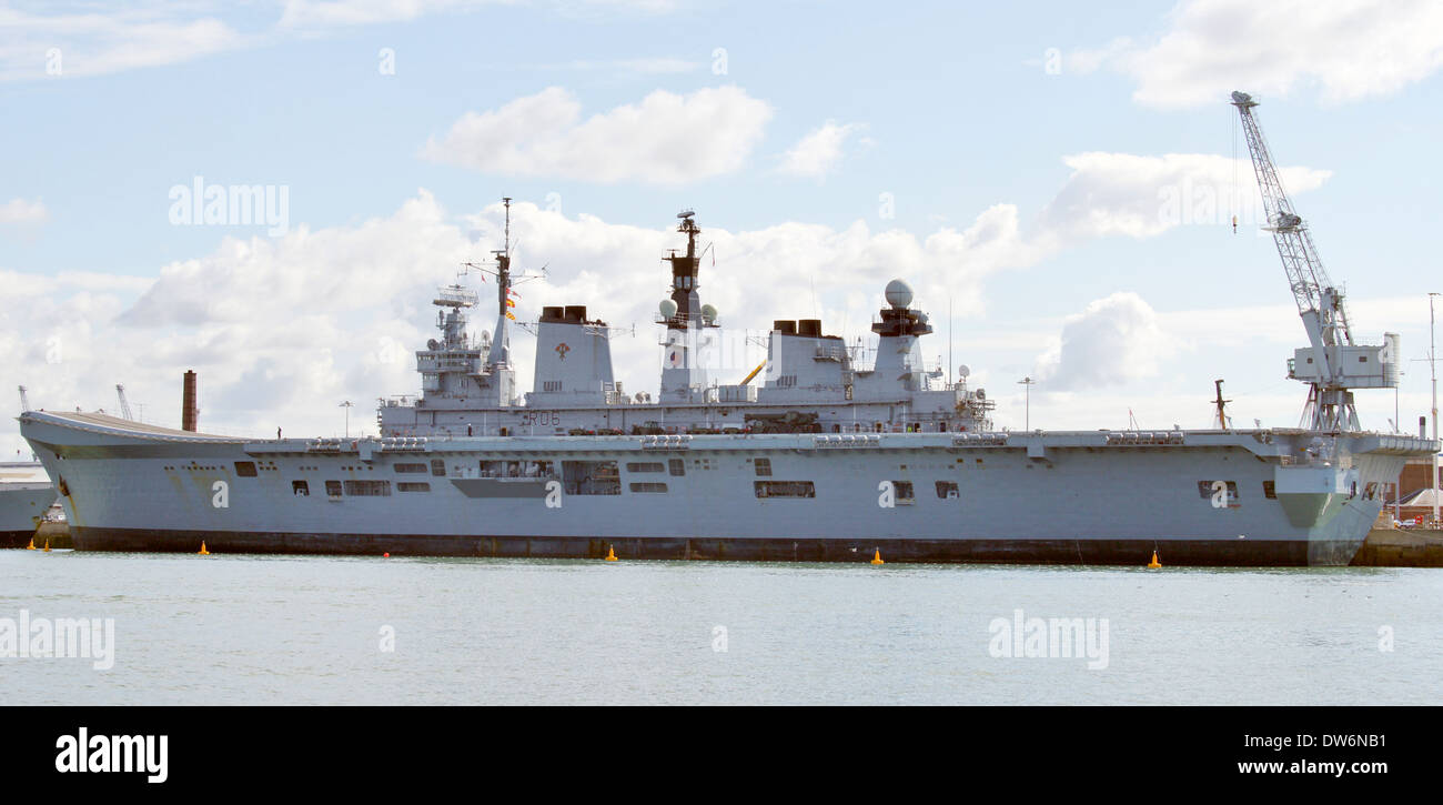 Le HMS Illustrious (R06) La classe Invincible avions léger lancé en 1978 Portsmouth dockyard Banque D'Images