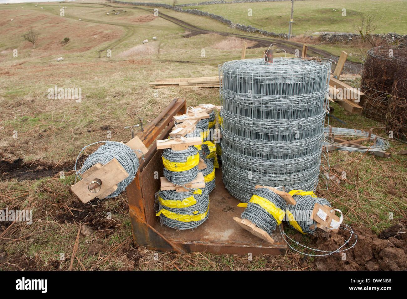 200 mètres de haute résistance à la grade A barbelés grillages et poteaux de bois sur un tracteur berceau pièce jointe Banque D'Images