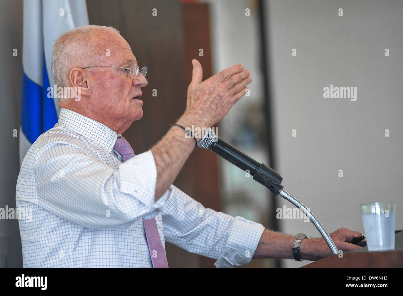 Ancien directeur du Mossad israélien, le Major-général (ret) Danny Yatom , à la Fédération juive de Santa Barbara le 23 février 2014. Banque D'Images